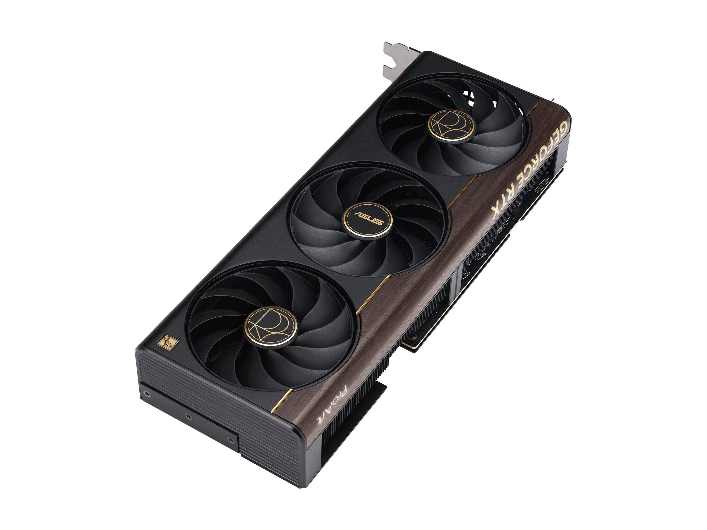 Eine Grafikkarte mit drei Kühlventilatoren, 'ASUS' Branding in der Mitte der Ventilatoren und 'GEFORCE RTX' Schriftzug an der Seite.