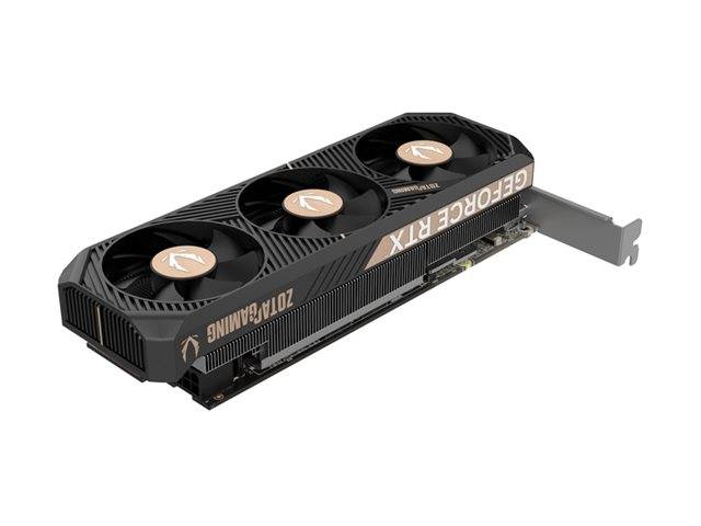 Eine Grafikkarte mit drei Kühlventilatoren, beschriftet mit 'GEFORCE RTX' und 'ZOTAC GAMING', die für High-Performance-Gaming-Computer entwickelt wurde.