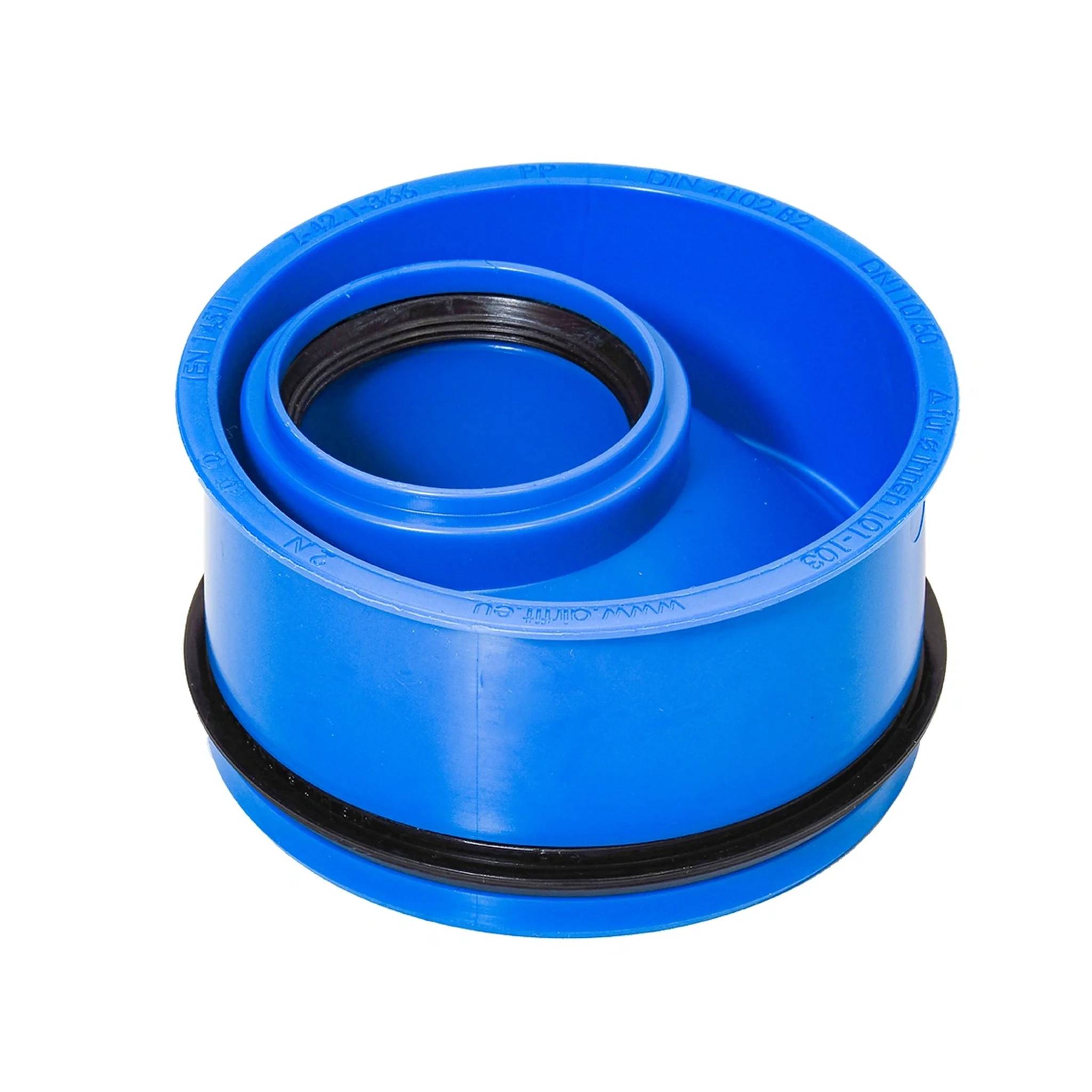 Blauer Kunststoffrohr-Fitting-Adapter mit schwarzen Gummiabdichtungen, isoliert auf weißem Hintergrund dargestellt.