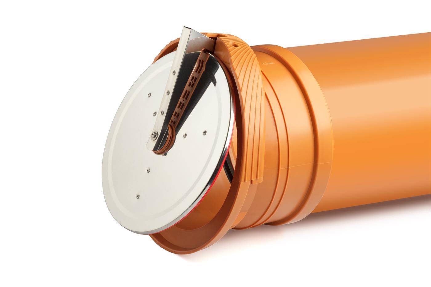 Orange-Kunststoffrohr mit einer beweglichen weißen Endkappe oder Ventilbaugruppe, in Nahaufnahme auf weißem Hintergrund dargestellt.