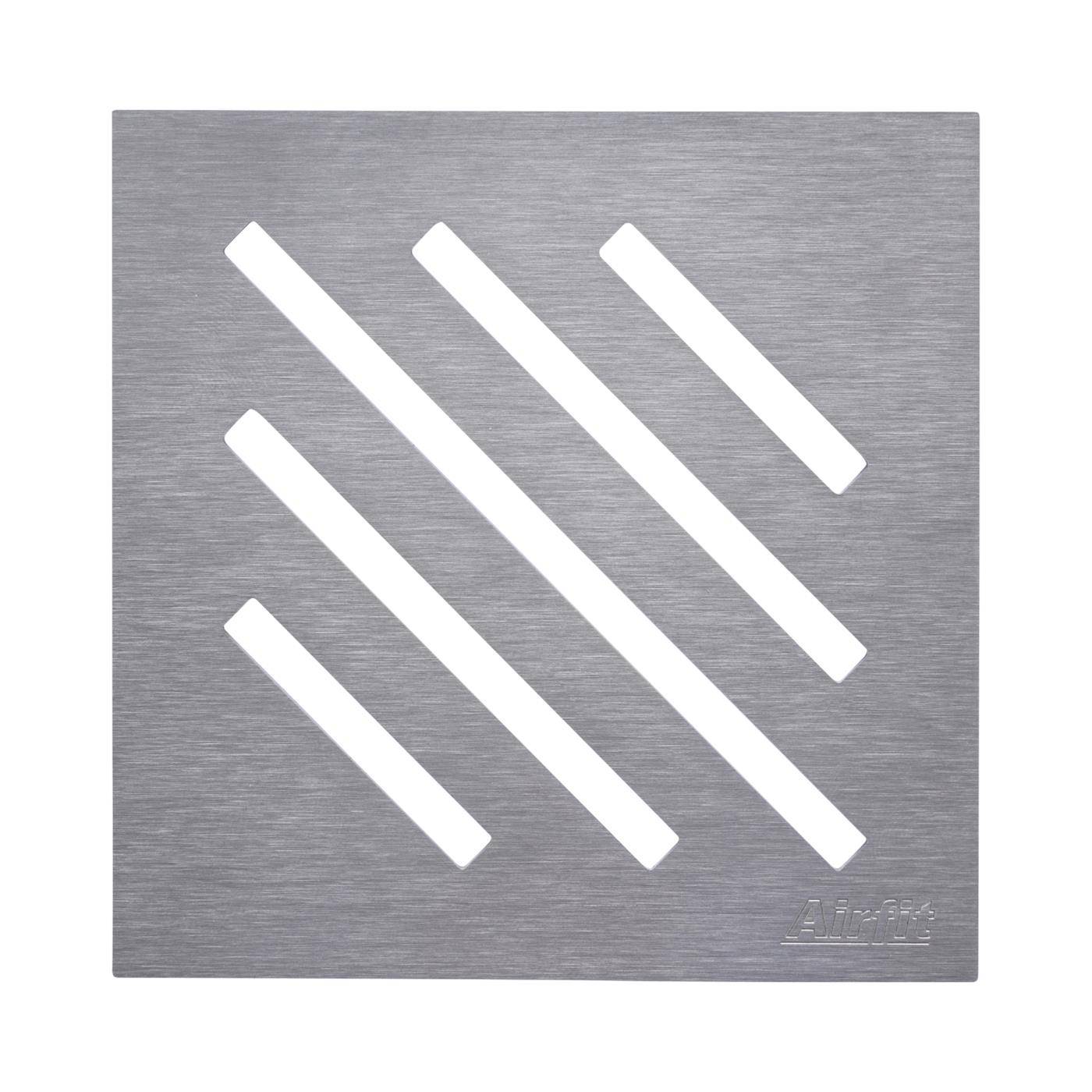 Gebürstete quadratische Metallplatte mit fünf diagonalen weißen Schlitzen, ähnlich einer minimalistischen Lüftungs- oder Abdeckungsöffnung.