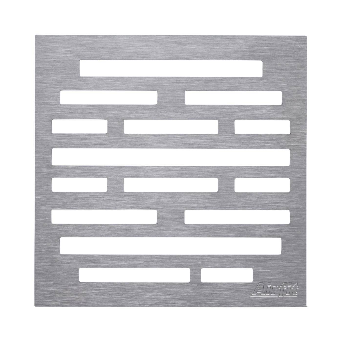 Gebürstetes Metallbelüftungsgitter mit versetzten horizontalen Lamellen und geprägtem Logo in der unteren rechten Ecke.