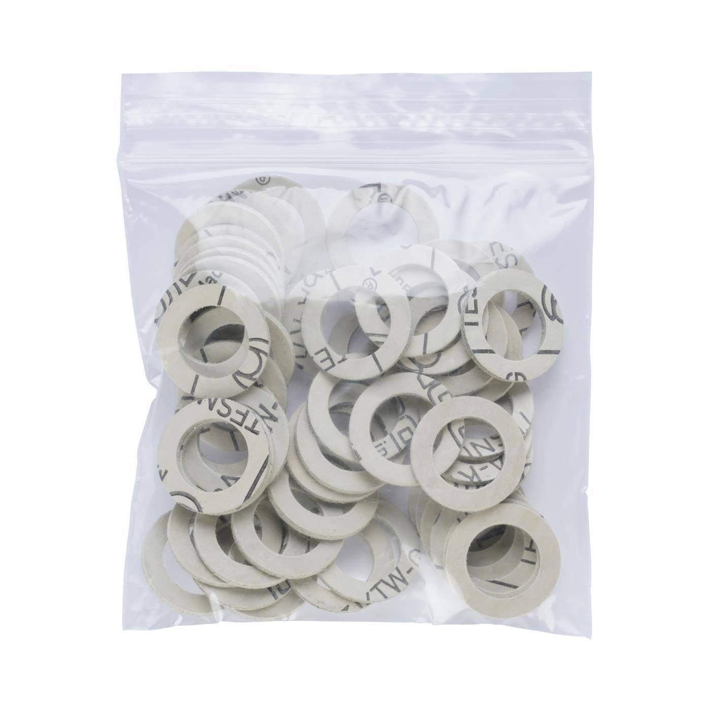 Eine durchsichtige Plastiktüte gefüllt mit vielen kleinen weißen kreisrunden Ringen oder Unterlegscheiben, dicht gepackt auf einem einfachen weißen Hintergrund.