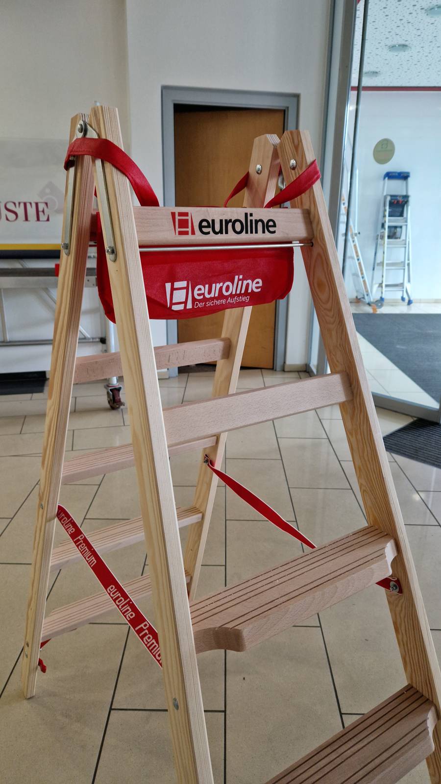 Euroline Holz Stufenstehleiter mit 2x5 Comfort-Stufen mit Werkzeugablage + passende Leitermatte