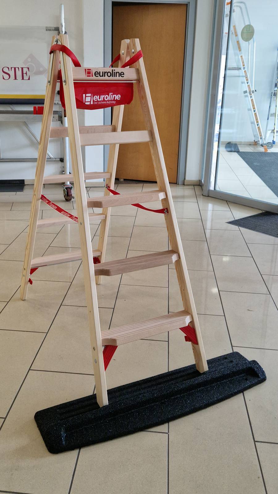 Euroline Holz Stufenstehleiter mit 2x5 Comfort-Stufen mit Werkzeugablage + passende Leitermatte