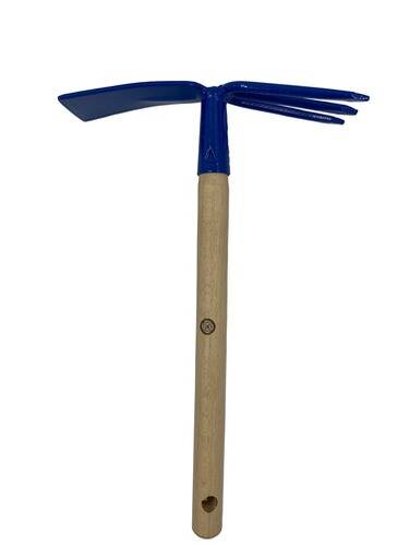 Ein Gartenwerkzeug mit Holzgriff und Metallkopf, bestehend aus einer blauen flachen Klinge und einer dreifingerigen Gabel. Wird zum Graben und zur Bodenbearbeitung verwendet.