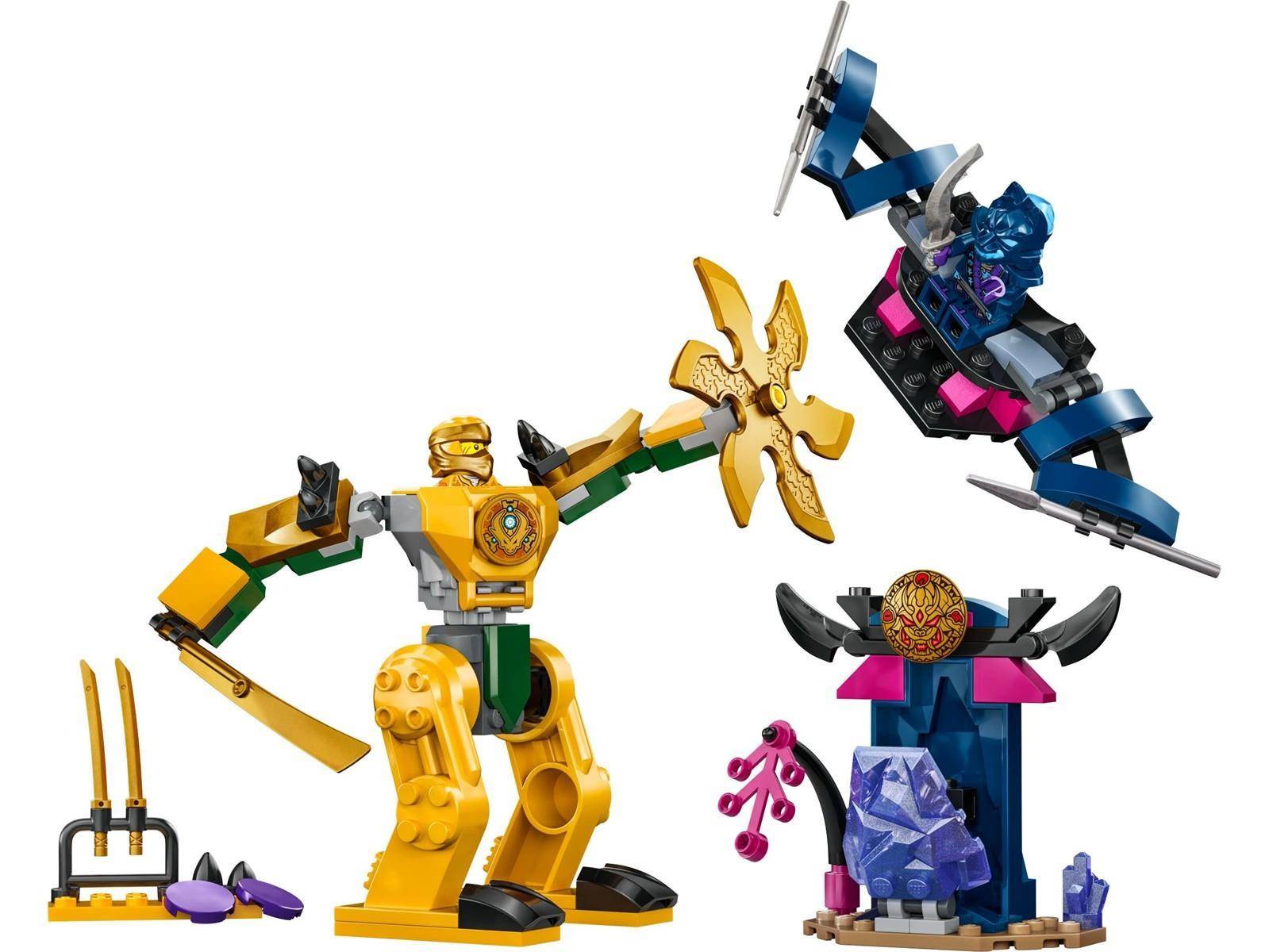 Bunte LEGO-ähnliche Ninjafiguren und Zubehörteile sind als Spielzeugset-Display angeordnet, einschließlich eines goldenen Mechs, eines blauen fliegenden Ninja und von Waffenteilen auf weißem Hintergrund.