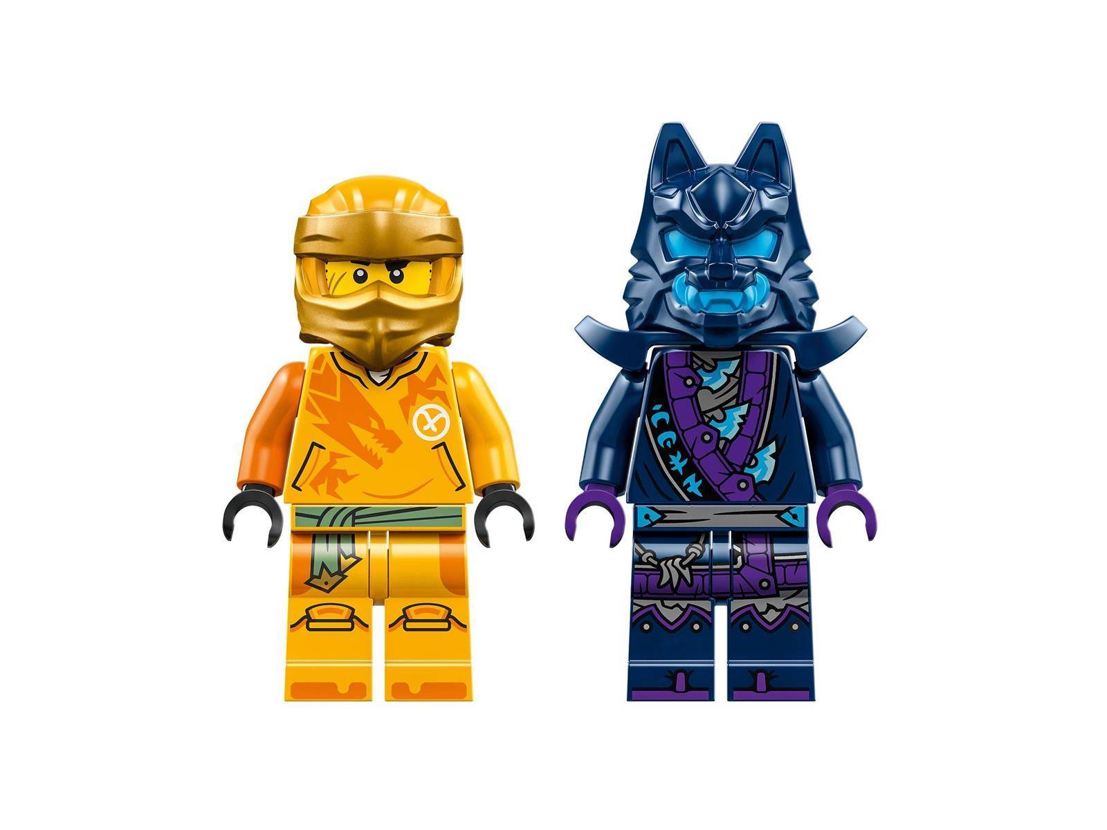 Zwei LEGO-Minifiguren stehen nebeneinander: ein goldener Ninja in Orange auf der linken Seite und ein blauer wolfsähnlicher Krieger in Lila und Dunkelblau auf der rechten Seite.