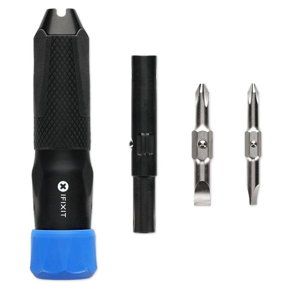 iFixit Schraubendrehergriff mit blauer Kappe, Verlängerungswelle und zwei austauschbaren Bitspitzen auf weißem Hintergrund