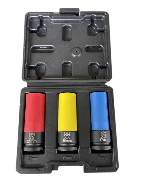 Ein schwarzer Koffer mit drei farbigen Steckdosen: rot (21 mm), gelb (19 mm) und blau (17 mm), jeweils mit ihrer Größe gekennzeichnet.