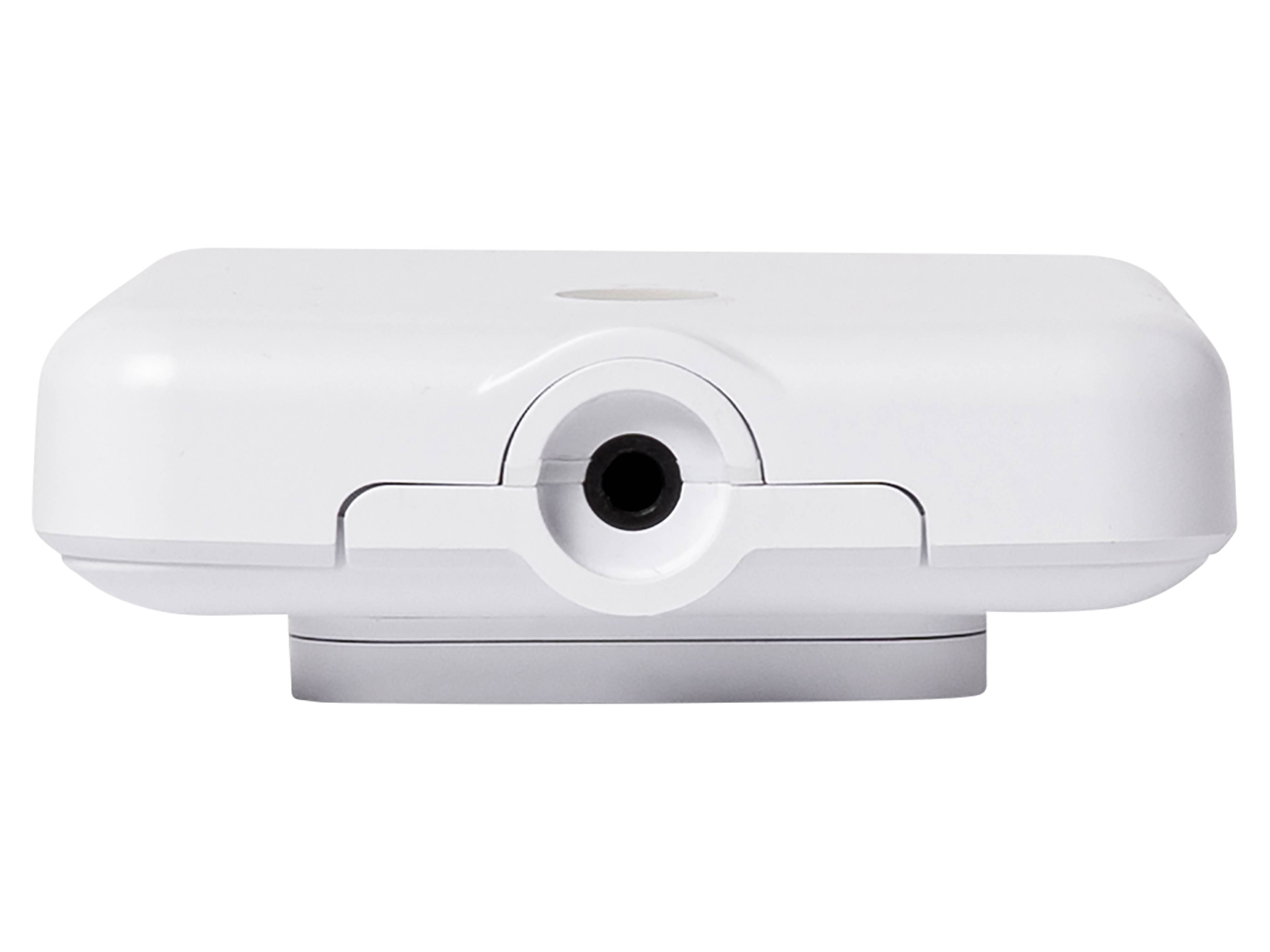 Eine weiße Überwachungskamera mit Weitwinkelobjektiv, die an einer Decke montiert ist.