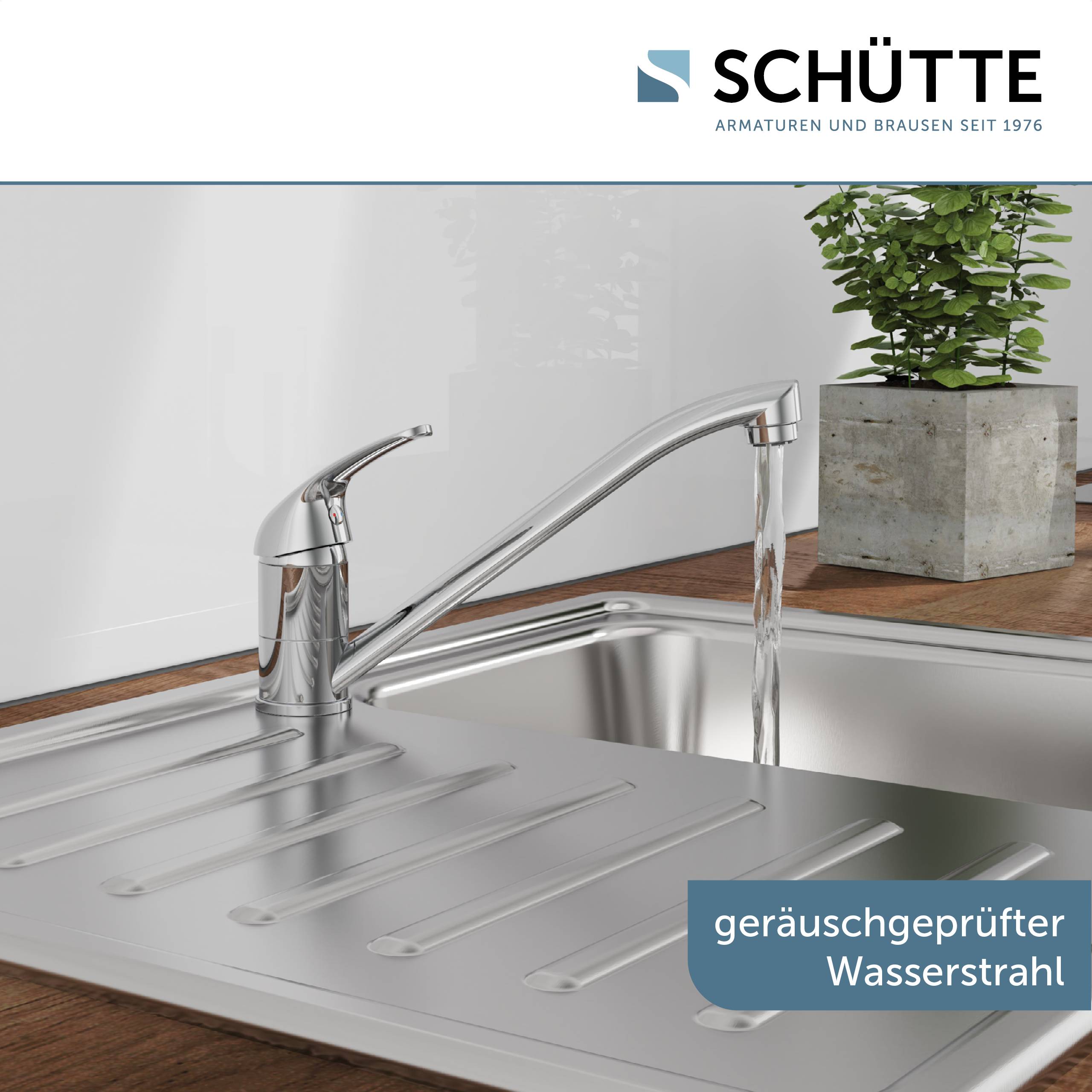 Ein moderner Wasserhahn in der Küche mit fließendem Wasser, eingebaut in einem Spülbecken aus Edelstahl. Eine Topfpflanze befindet sich im Hintergrund.