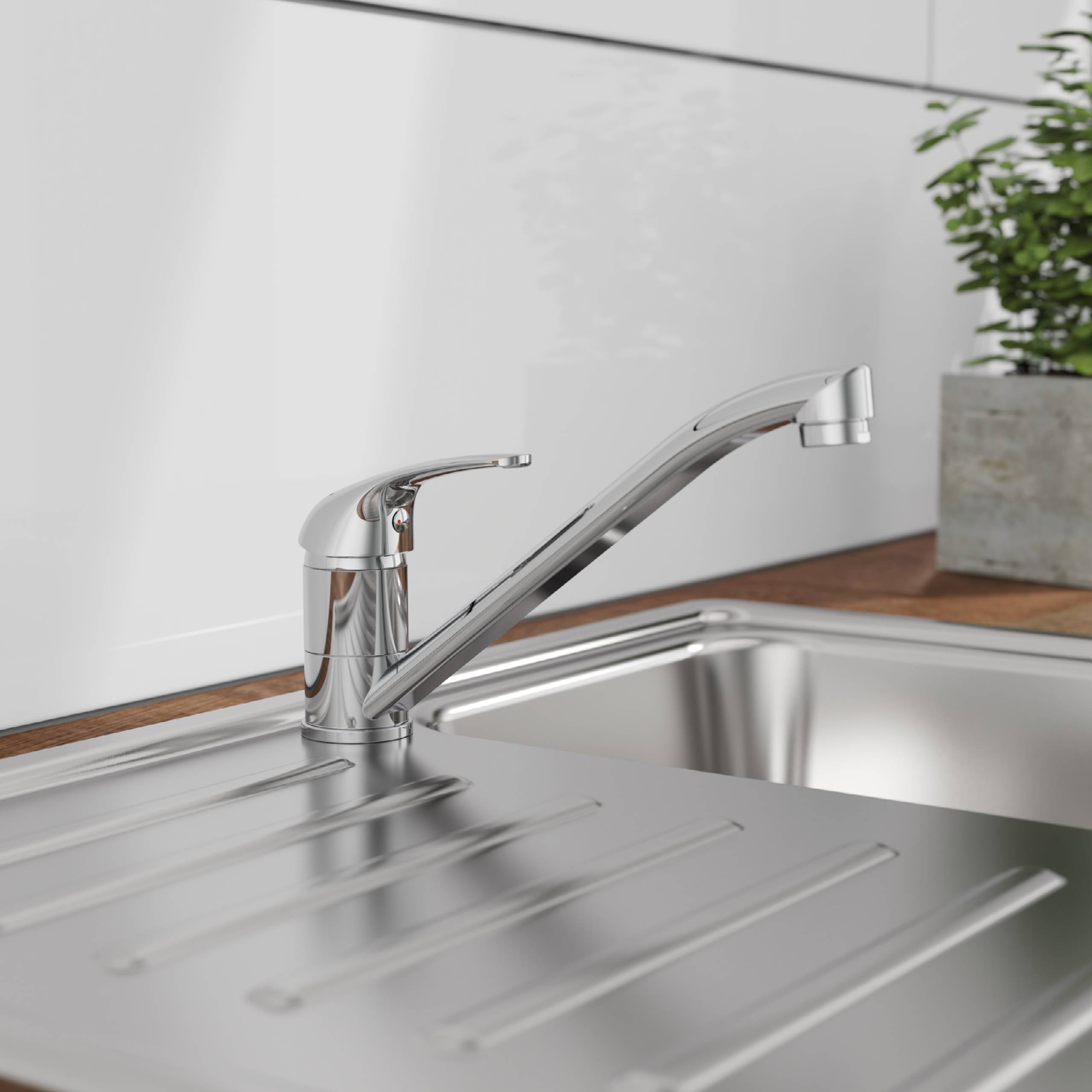 Ein moderner Edelstahl-Küchenspülstein mit einem Einhebelarmatur ist auf einer Holzarbeitsplatte installiert, neben einer Topfpflanze.