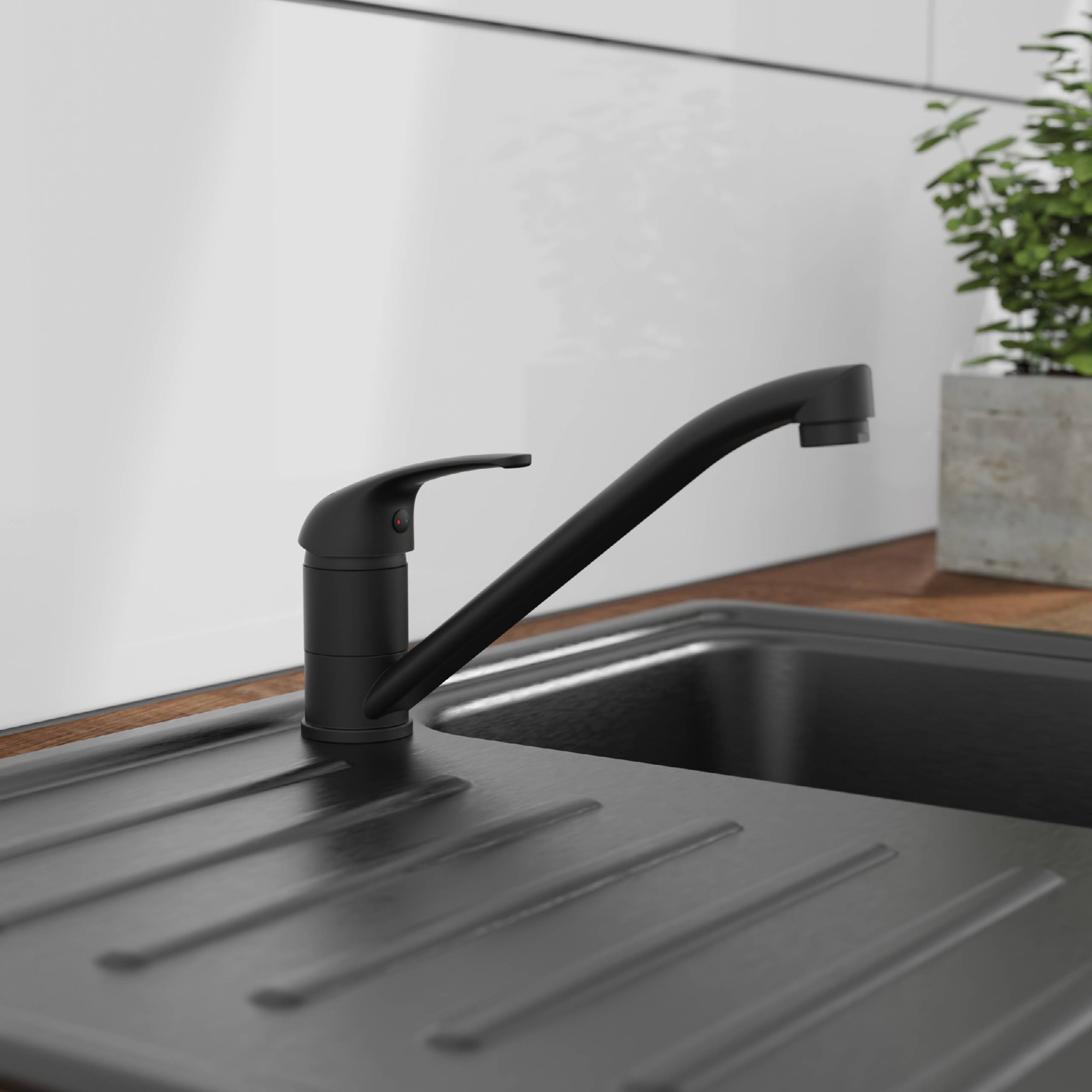 Eine elegante schwarze Kücharmatur mit verlängertem Auslauf ist auf einem schwarzen Waschbecken montiert, umgeben von einer Holzarbeitsplatte, mit einer Pflanze in der Nähe.