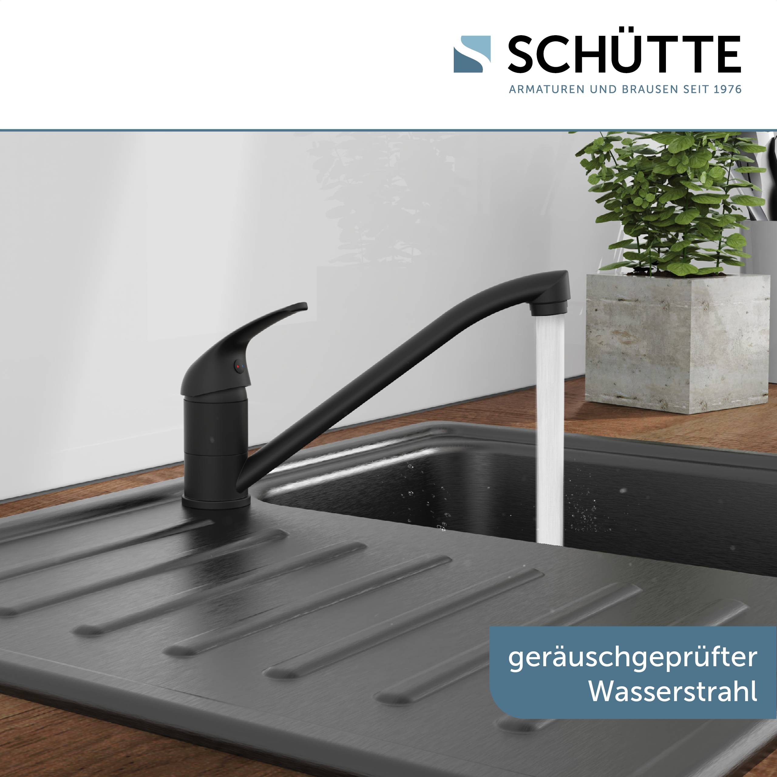 Ein modernes Küchenarmatur mit einem geschwungenen Auslauf, montiert auf einem schwarzen Waschbecken. Wasser fließt, und ein Text liest sich 