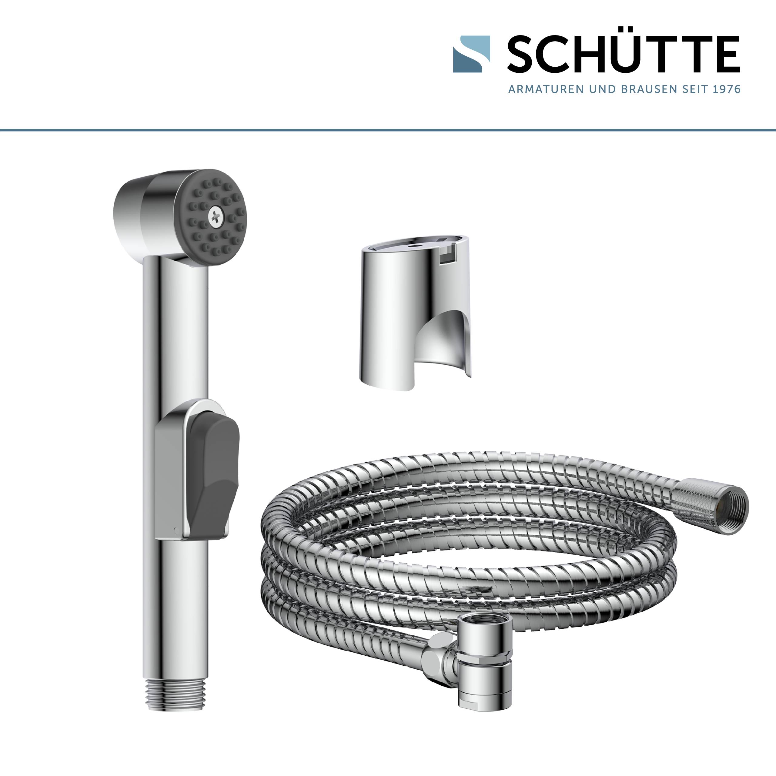 Duschset bestehend aus Handbrause, Halterung und Spiralschlauch, präsentiert auf neutralem Hintergrund für einen Sanitärausrüstungskatalog.