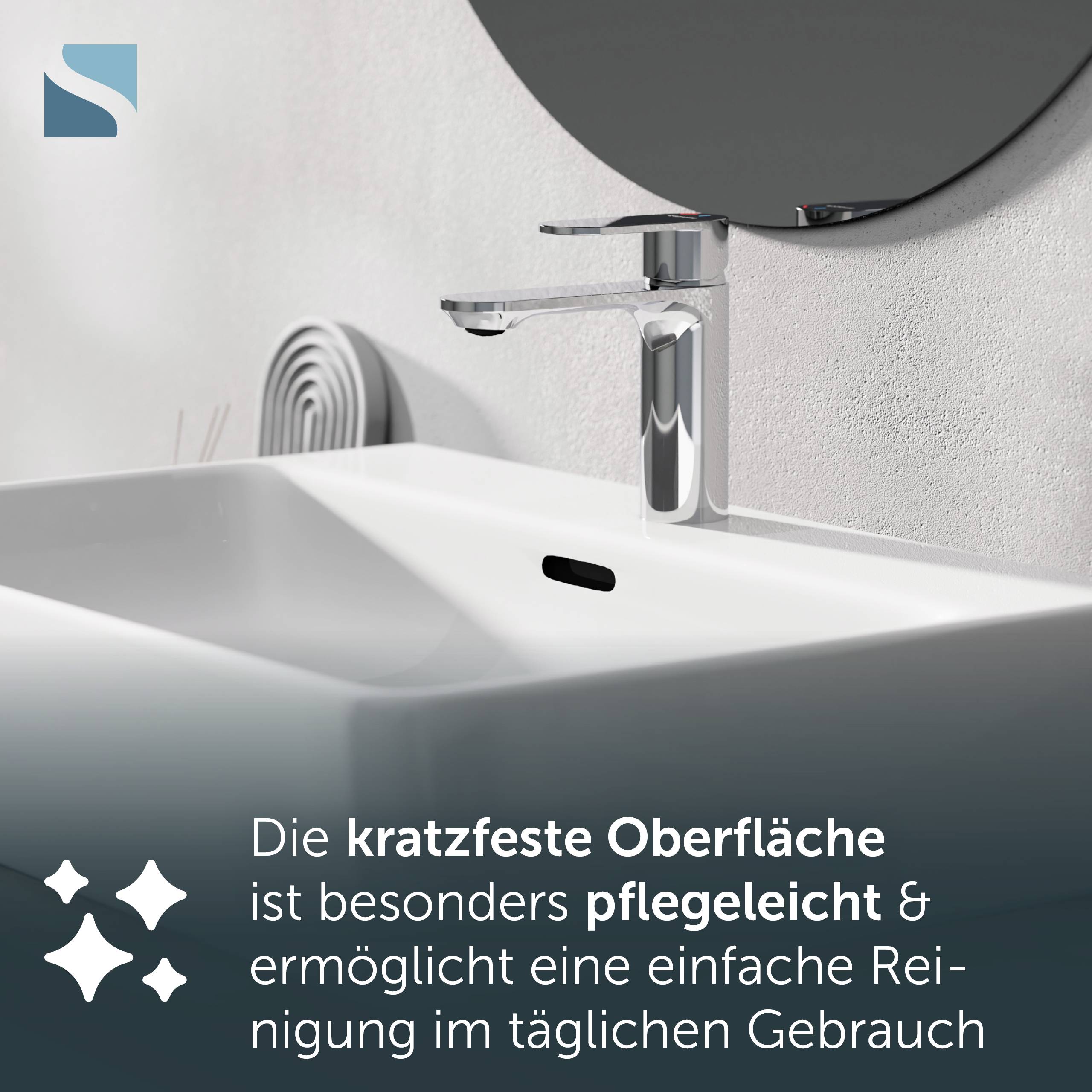 Chrom-Badezimmerhahn über weißem Waschbecken mit deutschem Text, der besagt, dass die kratzerbeständige Oberfläche besonders leicht für die tägliche Verwendung zu reinigen ist.