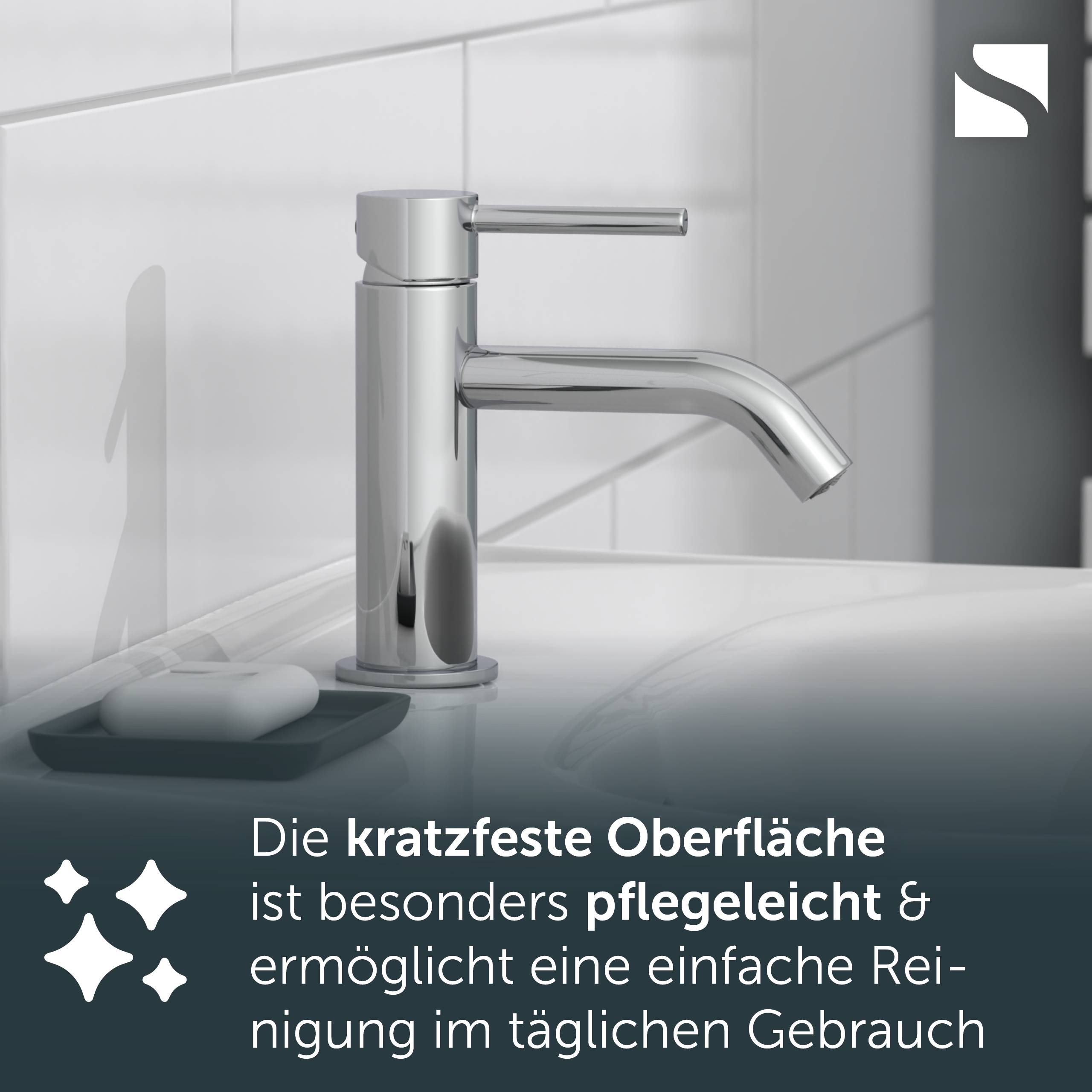 Chromwasserhahn im Badezimmer über dem Waschbecken mit Seifenschale; der deutsche Text besagt, dass die kratzerbeständige Oberfläche pflegeleicht ist und sich im täglichen Gebrauch einfach reinigen lässt.
