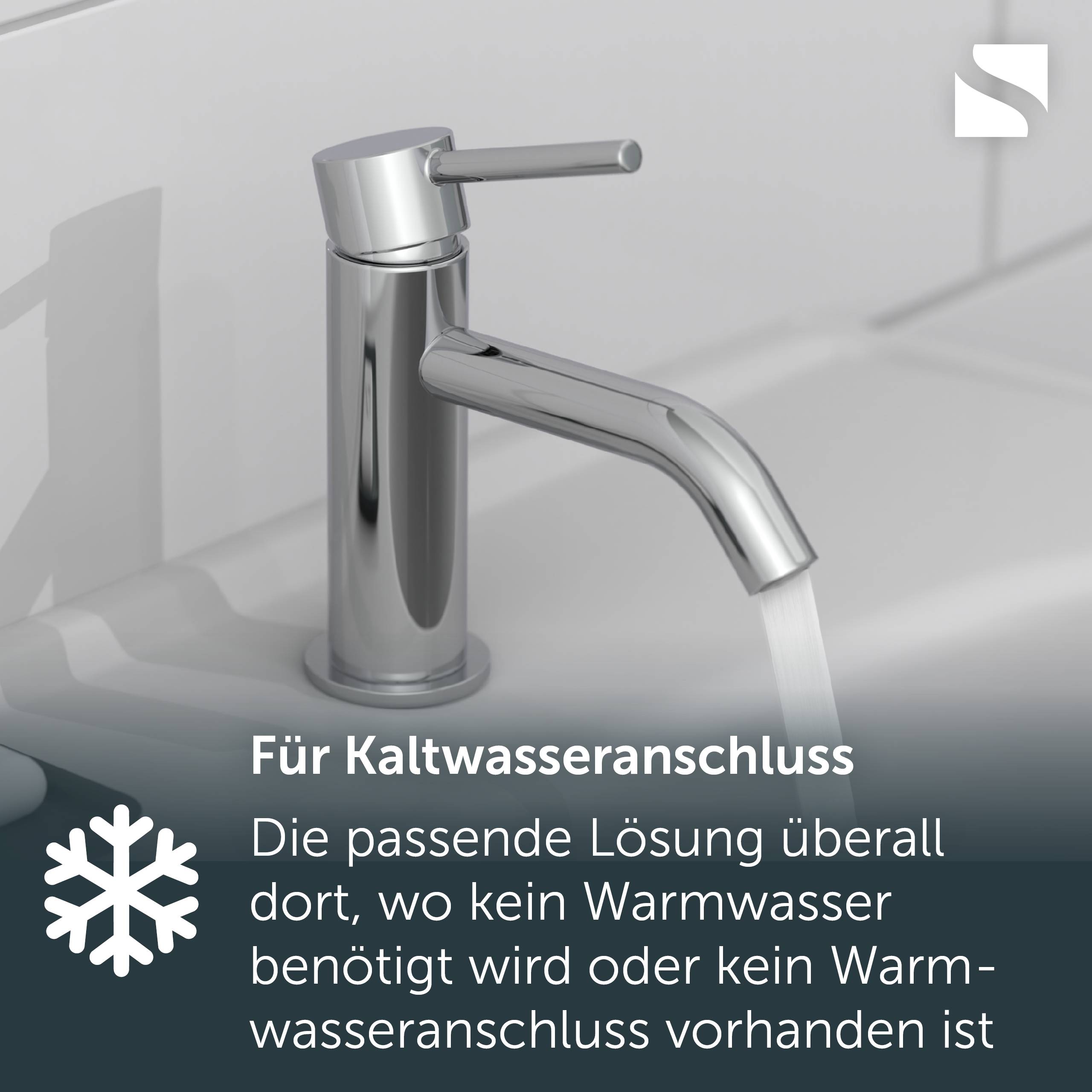Chromhahn mit fließendem Wasser und deutschem Text, der angibt, dass dieser nur für Kaltwasseranschluss bestimmt ist, wo kein Warmwasser benötigt wird oder nicht vorhanden ist.