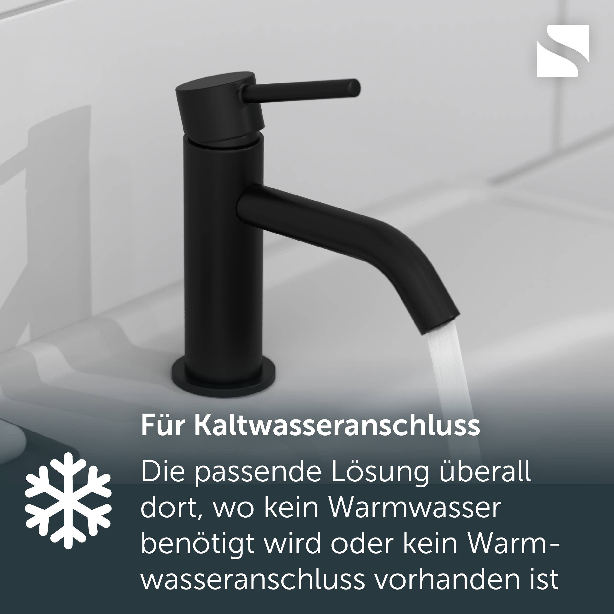 Schwarzer Wasserhahn im Badezimmer mit fließendem Wasser, beschriftet mit „Für Kaltwasseranschluss" mit Text, der erklärt, dass dieser für reine Kaltwasserinstallationen bestimmt ist.