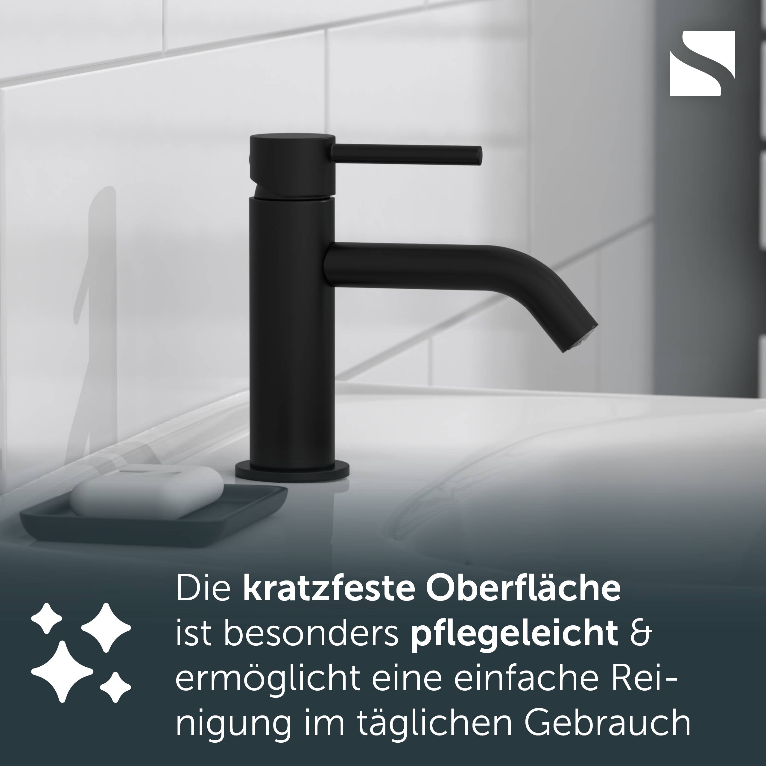 Schwarzer Badezimmerhahn an einem Waschbecken mit deutschem Text, der besagt, dass die kratzfeste Oberfläche leicht zu reinigen und für den täglichen Gebrauch geeignet ist.