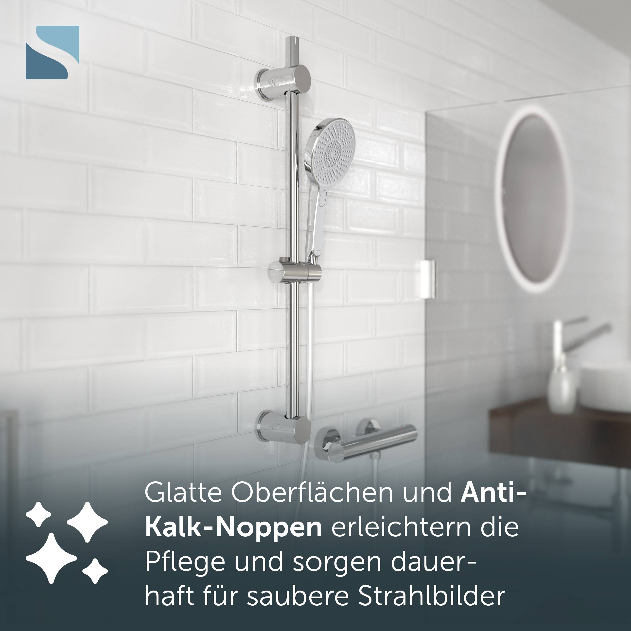 # Verchromte Duschstange mit Handbrausekopf im Badezimmer, überlagert mit deutschem Text, der glatte Oberflächen und kalkbeständige Düsen für einfachere Reinigung und dauerhaft gleichmäßige Sprühmuster bewirbt.