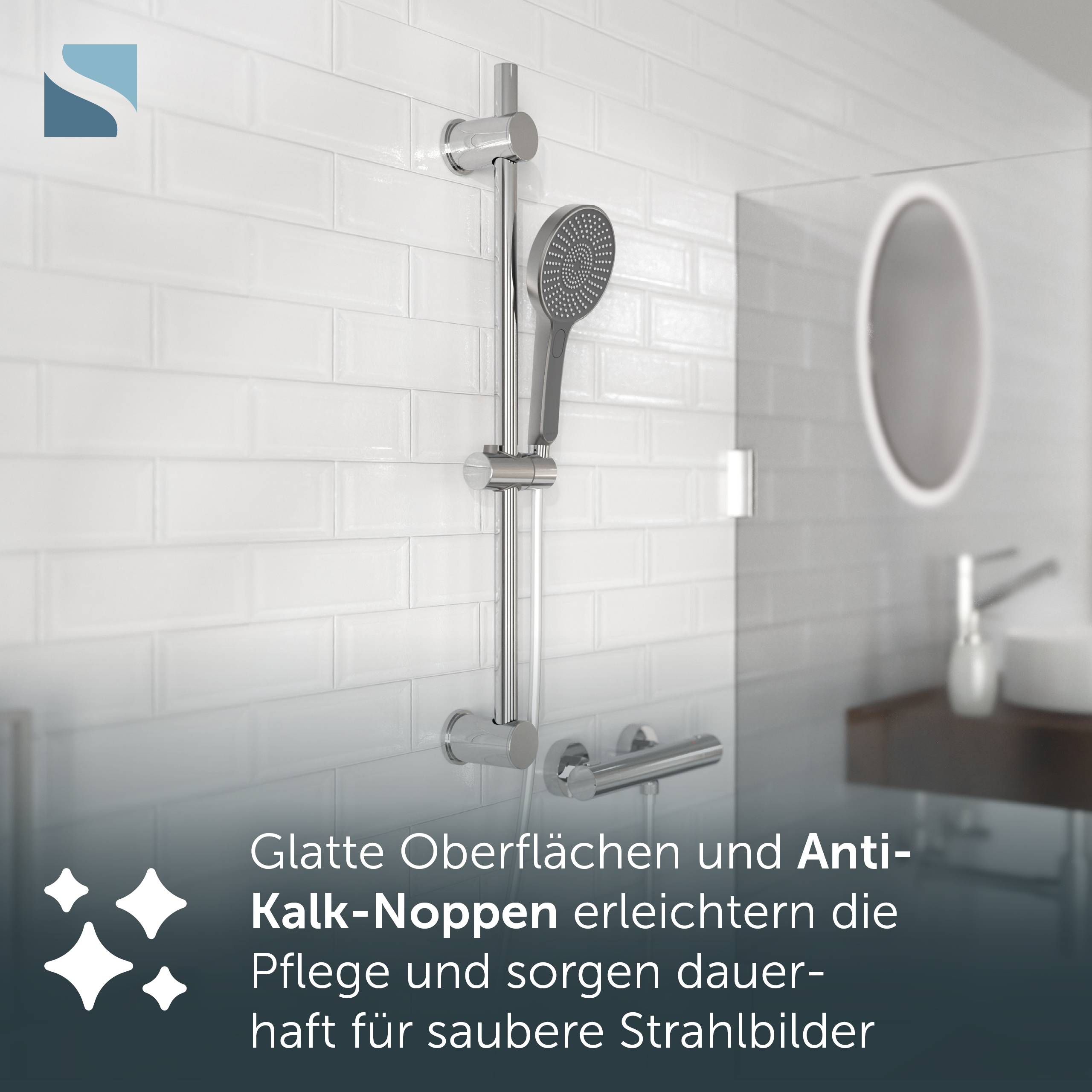Modernes Badezimmer mit chromfarbenem Handbrausekopf auf Schiene vor weißer Fliesenverkleidung, mit deutschem Text, der pflegeleichte glatte Oberflächen und kalkbeständige Düsen für gleichmäßige Sprühmuster bewirbt.
