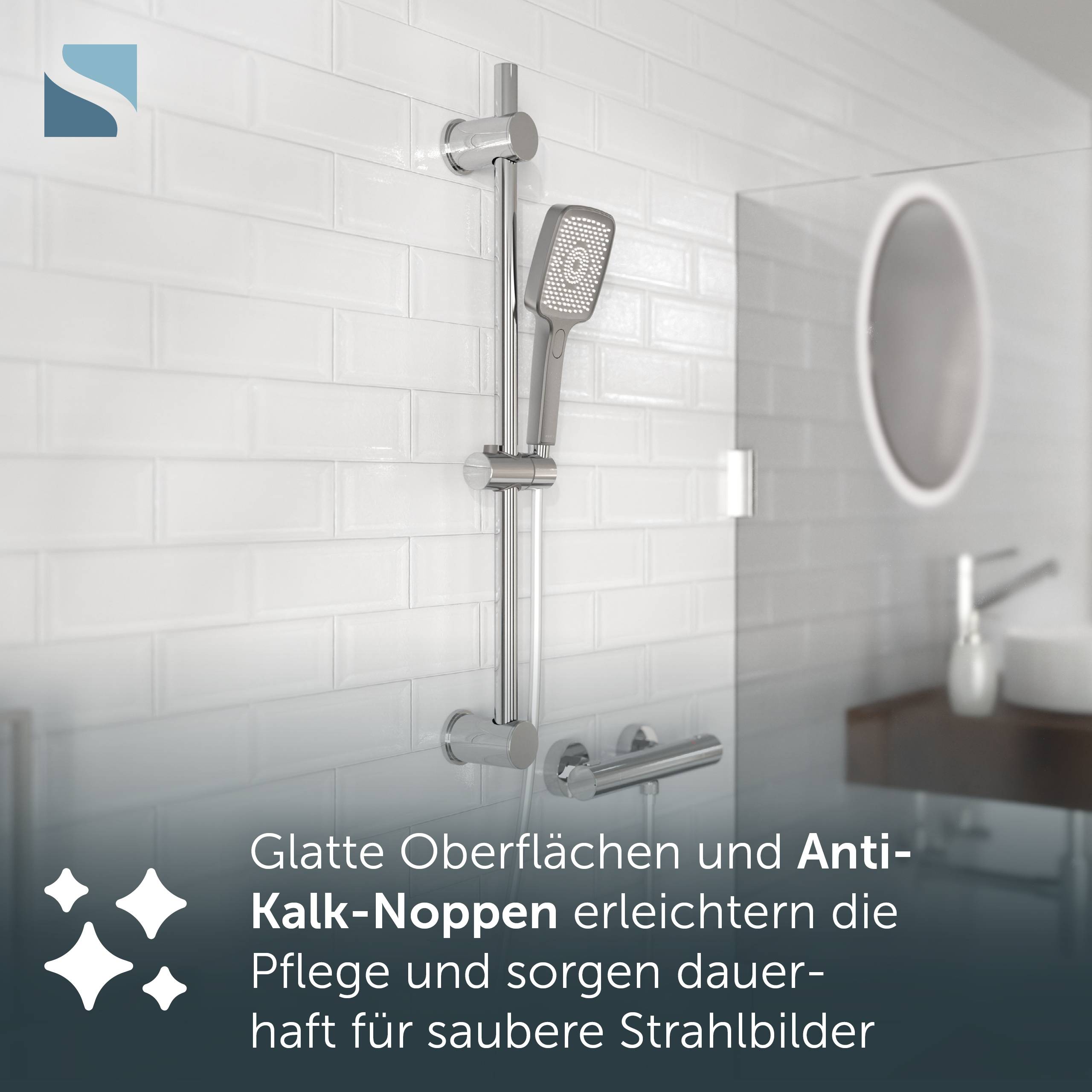 Modernes Badezimmer mit verchromter Stange und Handbrausekopf auf weißen Fliesen, überlagert mit deutschem Text über glatte Oberflächen und Anti-Kalk-Noppen, die das Reinigen erleichtern und die Sprühmuster sauber halten.