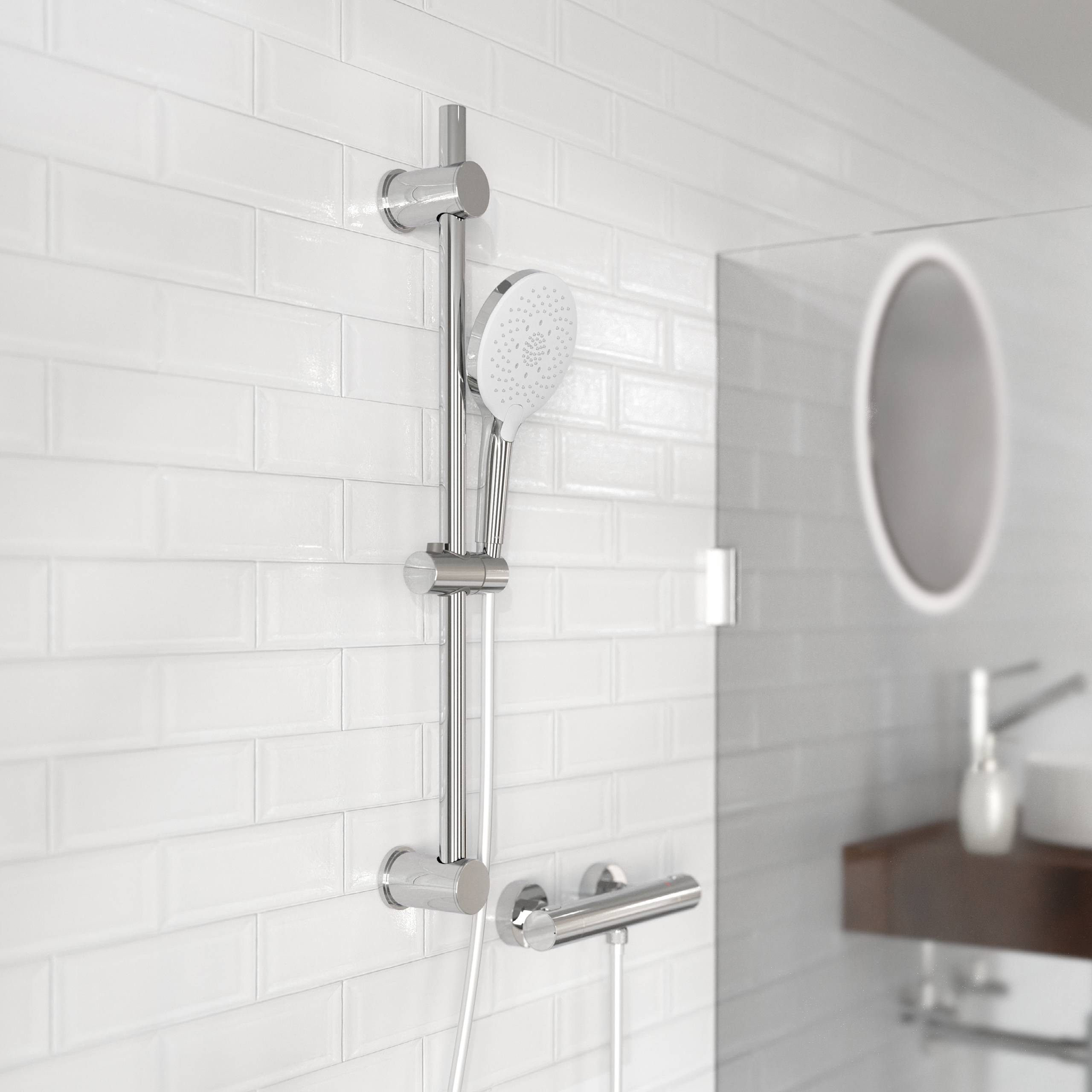 Ein modernes Badezimmer mit einem eleganten, verstellbaren Duschkopf, der auf einer vertikalen Schiene vor weißen U-Bahn-Fliesen montiert ist und ein minimalistisches Design widerspiegelt.