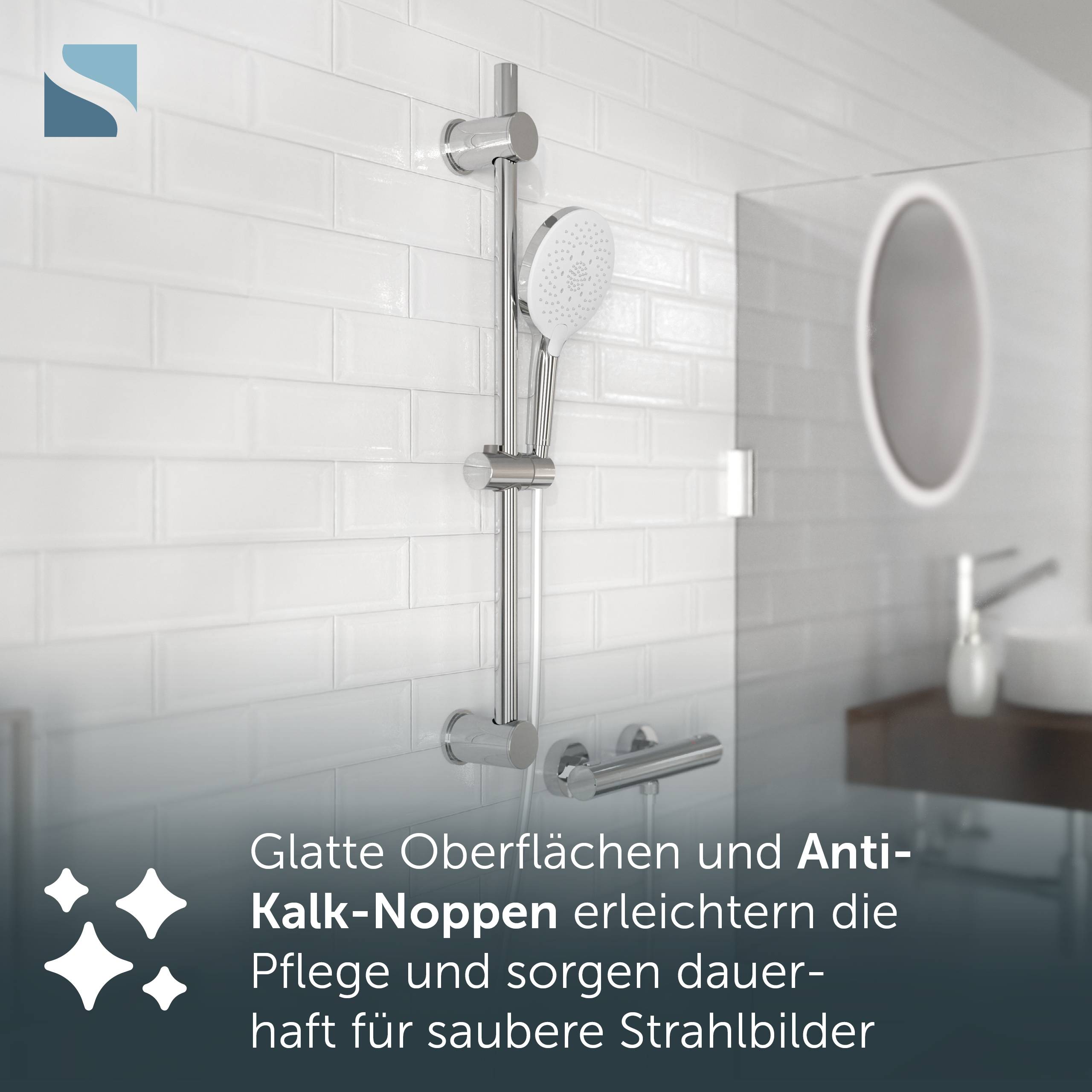 Chromglanzende Duschstange mit Handbrausekopf in einem gefliesten Badezimmer; deutscher Text besagt, dass glatte Oberflächen und Anti-Kalk-Noppen die Reinigung erleichtern und die Sprühdüsen sauber halten.