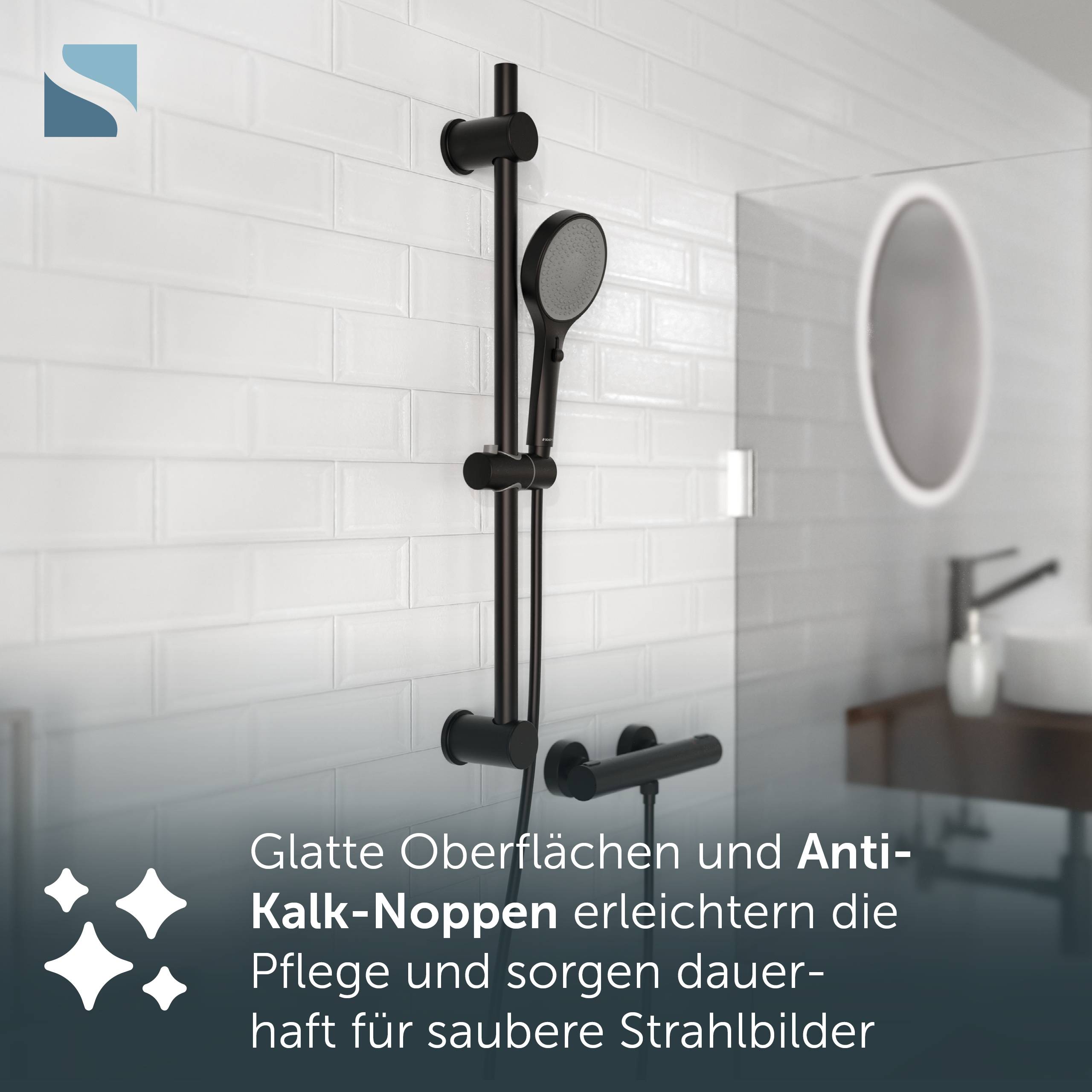 # Schwarze Duschstange und Handbrauseköpf in einem modernen Badezimmer; deutscher Text besagt, dass glatte Oberflächen und Anti-Kalk-Noppen die Reinigung erleichtern und die Sprayköpfe sauber halten.