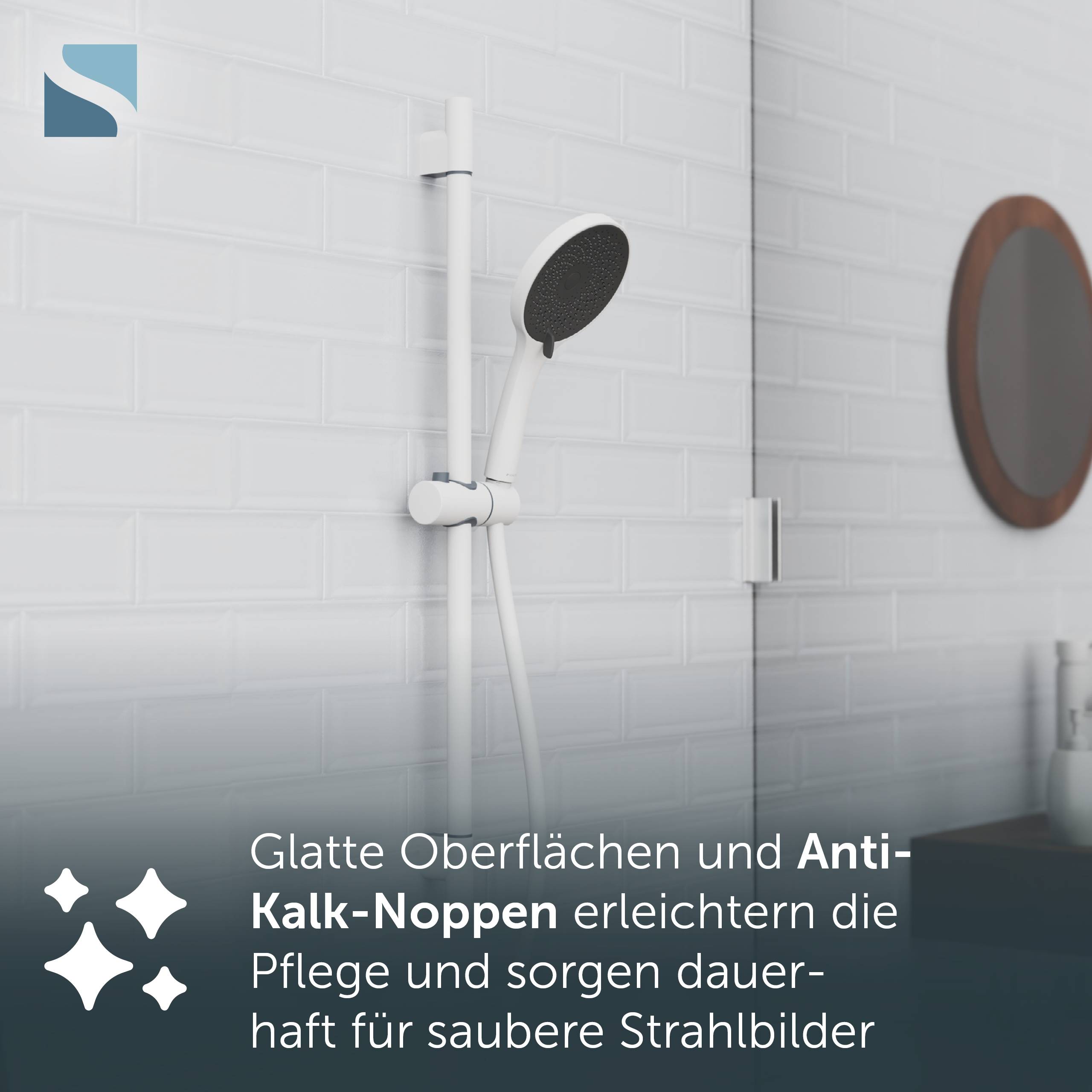 Badezimmerdusche mit Handbrausekopf gegen weiße Fliesen; deutscher Text sagt, dass glatte Oberflächen und Anti-Kalk-Noppen die Reinigung erleichtern und das Sprühmuster sauber halten.