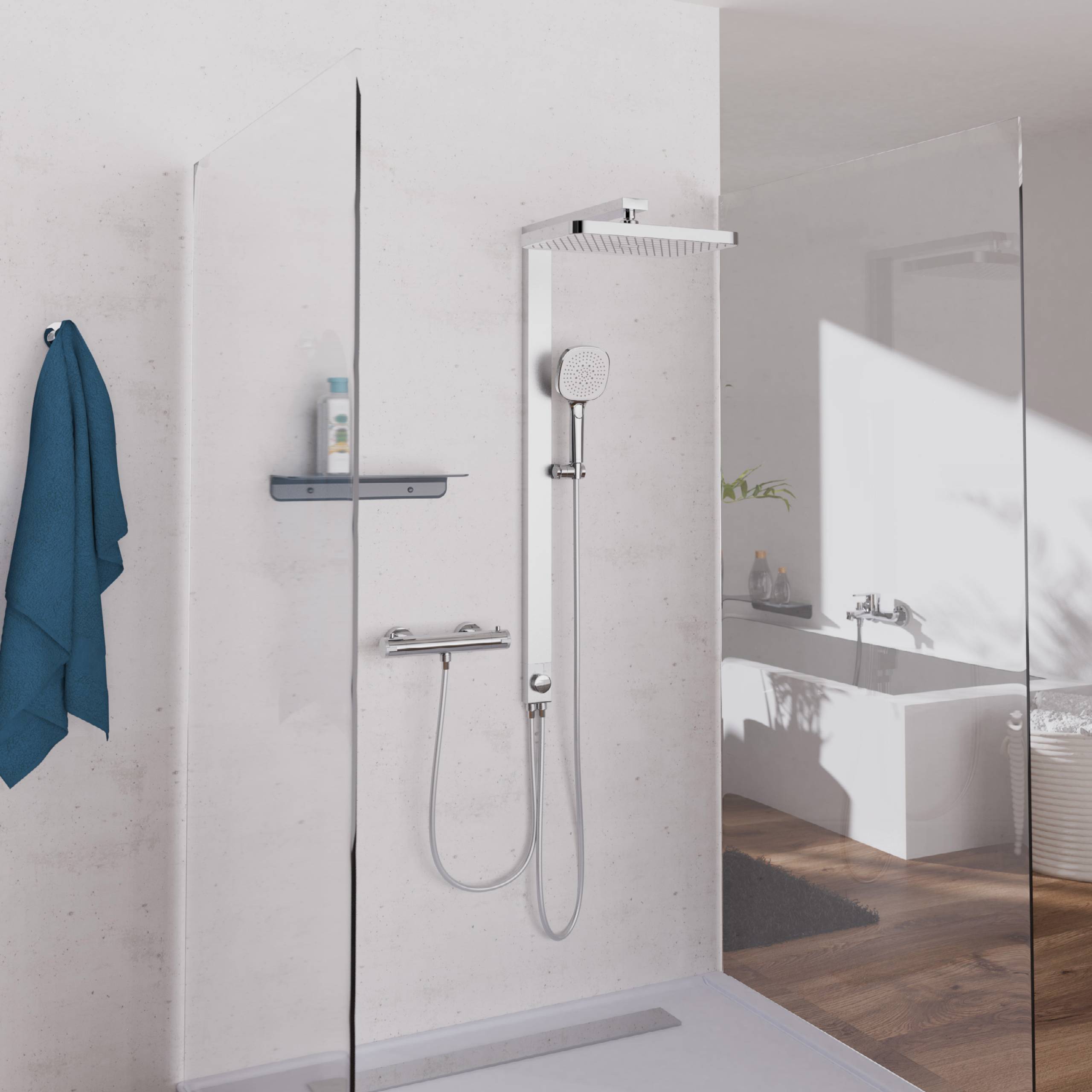 Minimalistisches Badezimmer mit weißen Fliesenwänden, einer Regendusche und einem Handbrauseaufsatz, Handtuch und einer Badewanne, die sich in einem Spiegelpaneel widerspiegelt.