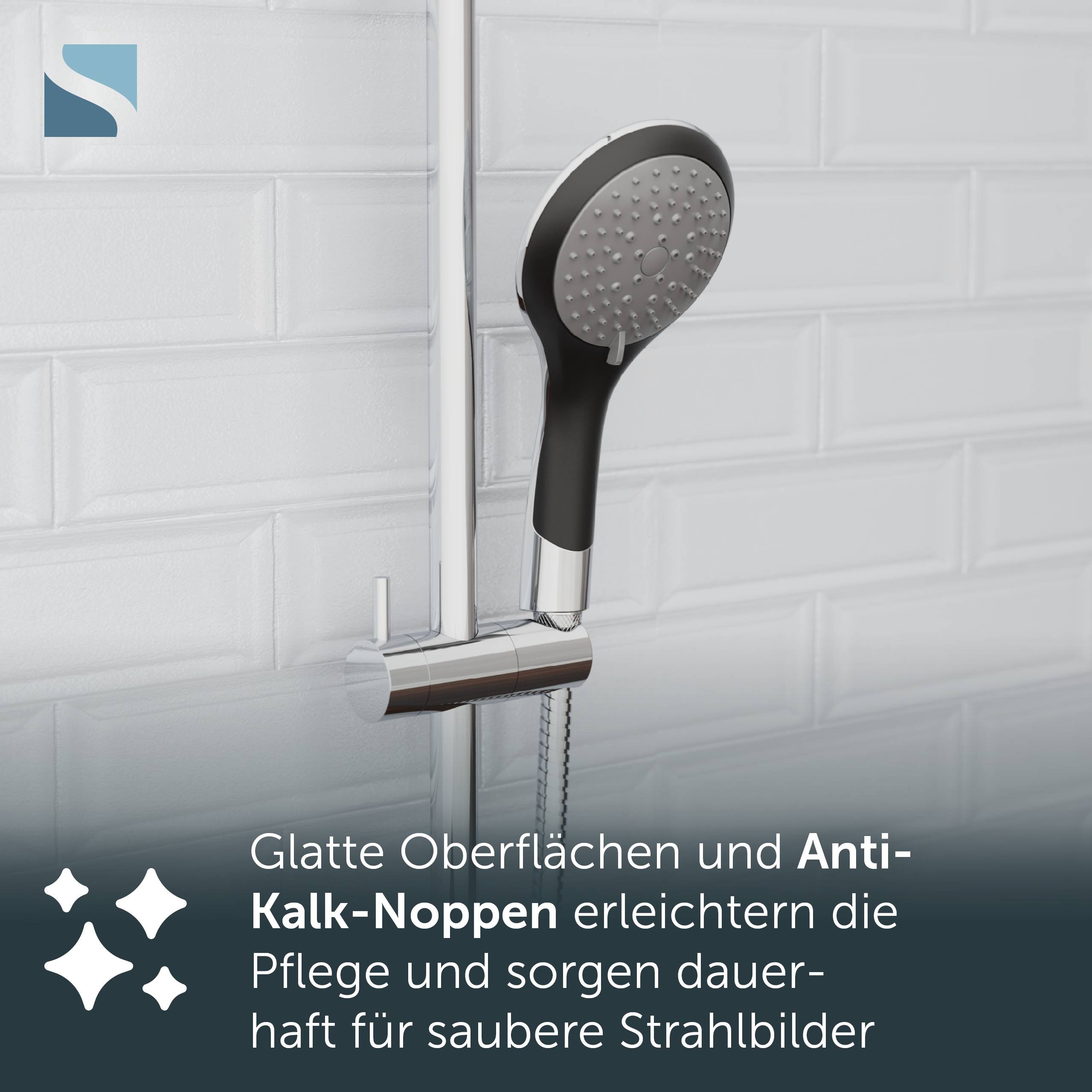 Schwarzer tragbarer Duschkopf auf einer wandmontierten Schiene in einer gefliesten Dusche mit deutscher Beschriftung, die glatte Oberflächen und Anti-Kalk-Noppen für einfachere Reinigung und langanhaltende Sprühqualität bewirbt.