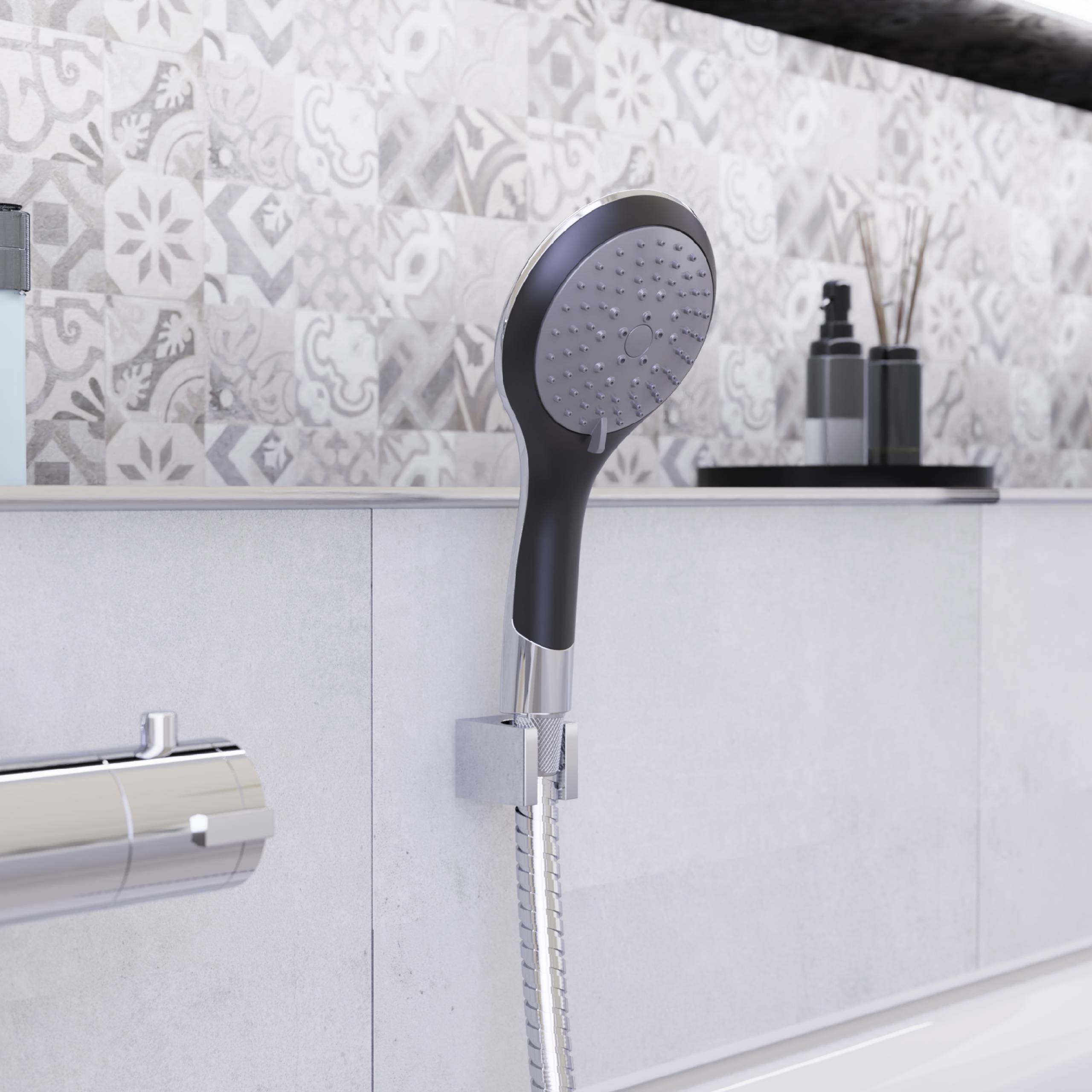 Eine moderne Duschbrause ist an einer gefliesten Badezimmerwand montiert, mit einem eleganten grau-schwarzen Design. Toilettenartikel befinden sich auf einem Regal im Hintergrund.