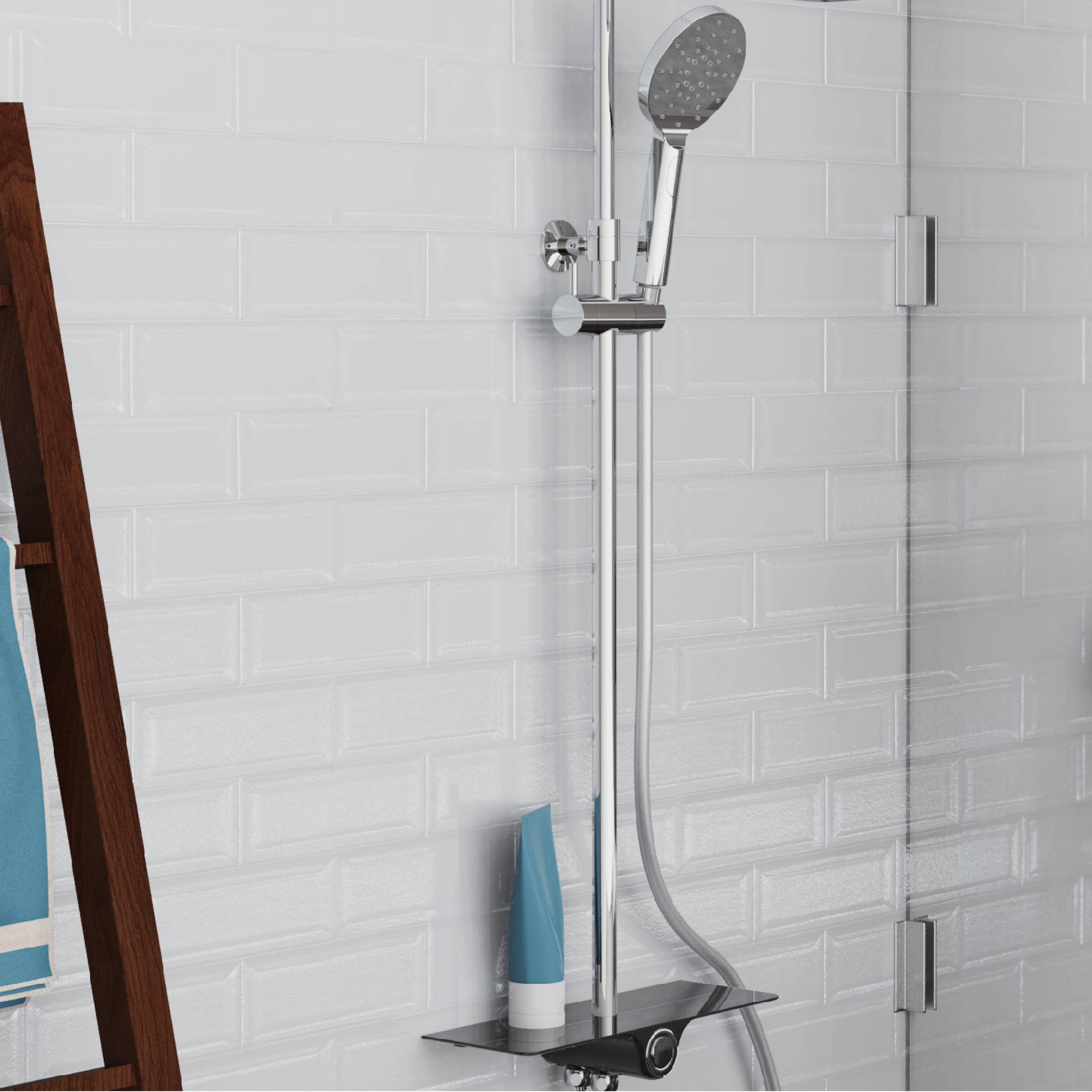 Eine moderne Dusche mit einer Chrom-Brause, die an einer gefliesten Wand montiert ist. Ein Regal trägt eine blaue Flasche.
