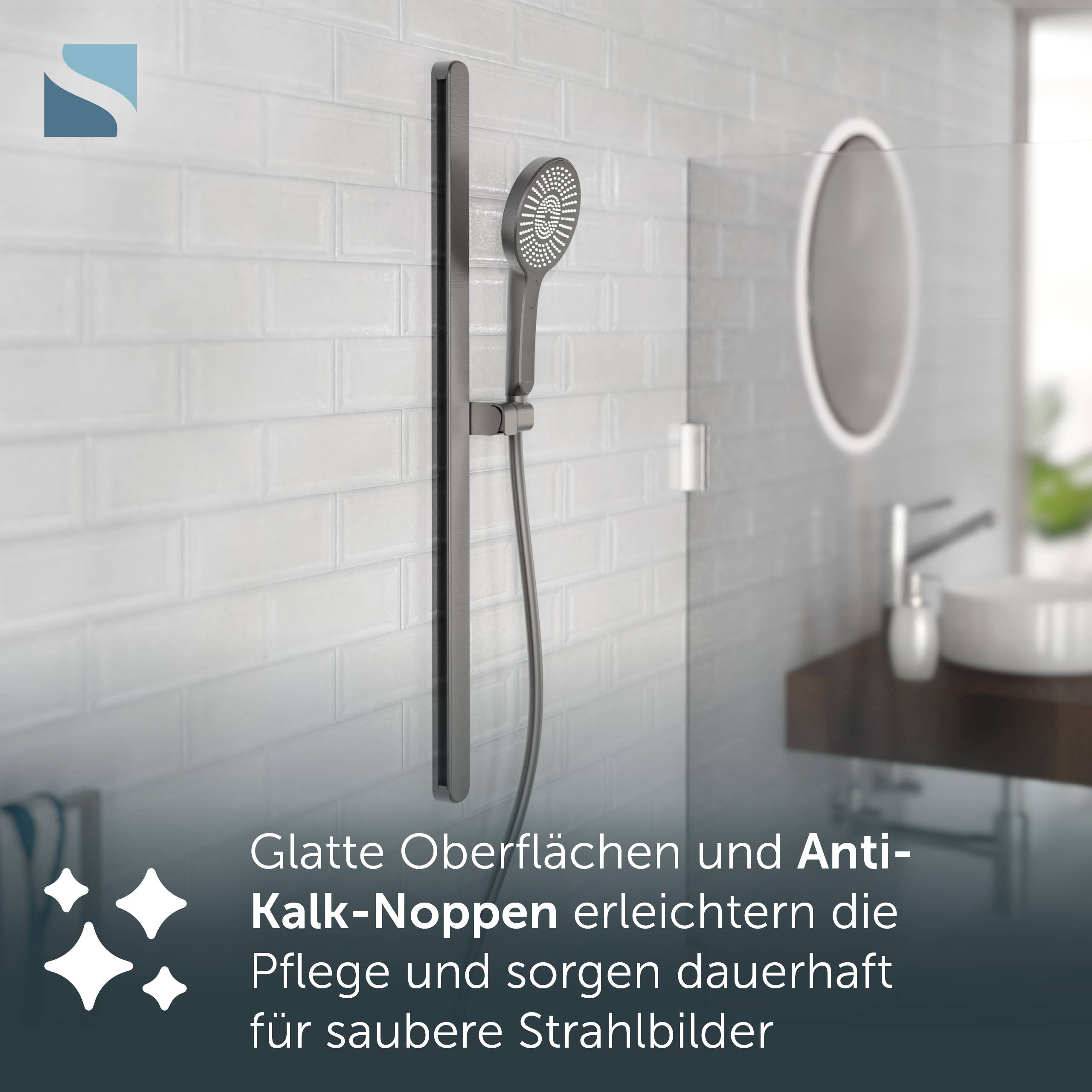 Handbrause mit Wandschiene in einem modernen Badezimmer; deutscher Text sagt, dass glatte Oberflächen und kalkbeständige Düsen die Reinigung erleichtern und die Sprühmuster sauber halten.