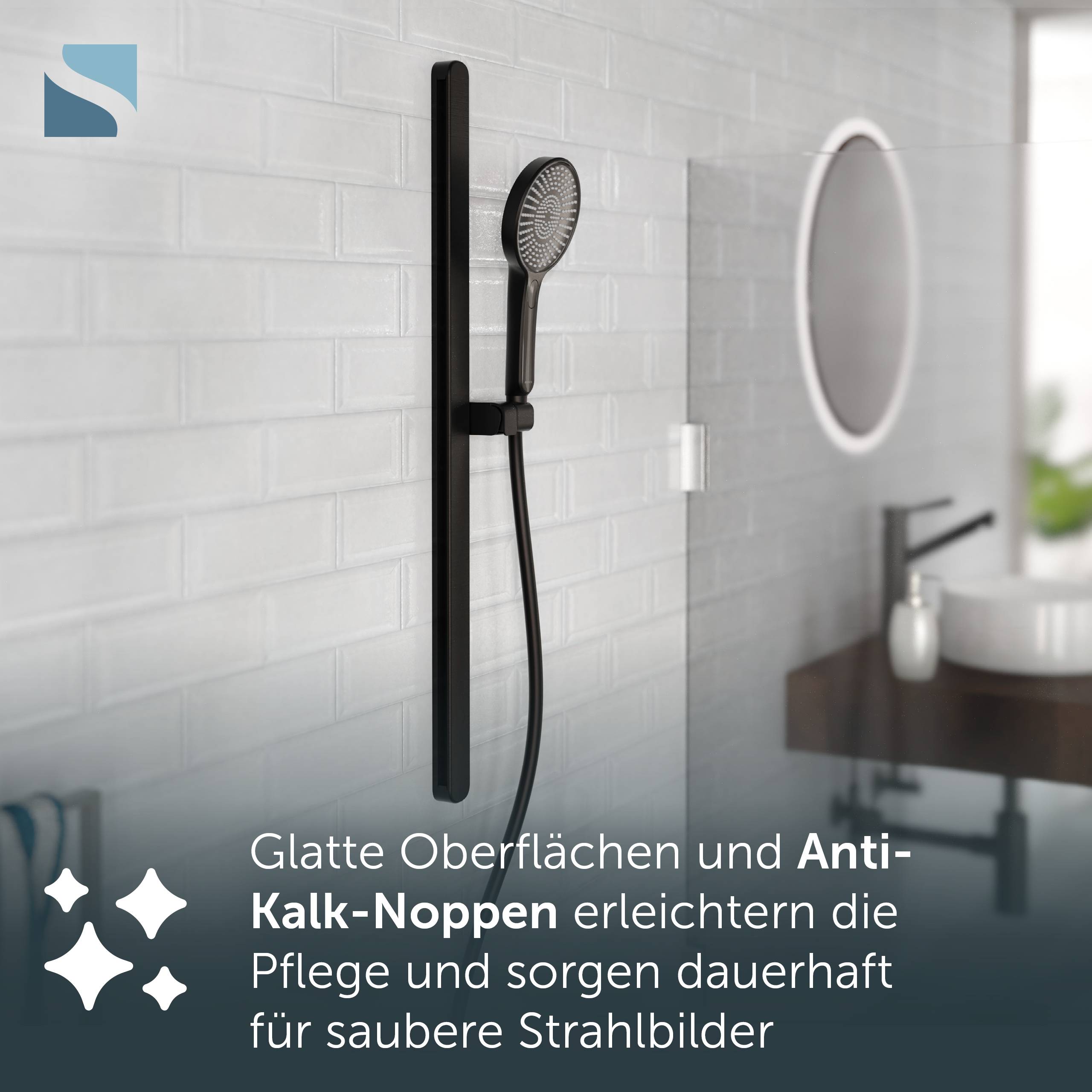 Schwarzer Duschkopf auf einer vertikalen Schiene in einem gefliesten Badezimmer, mit deutschem Text, der besagt, dass glatte Oberflächen und Anti-Kalk-Düsen die Reinigung erleichtern und das Sprühmuster sauber halten.