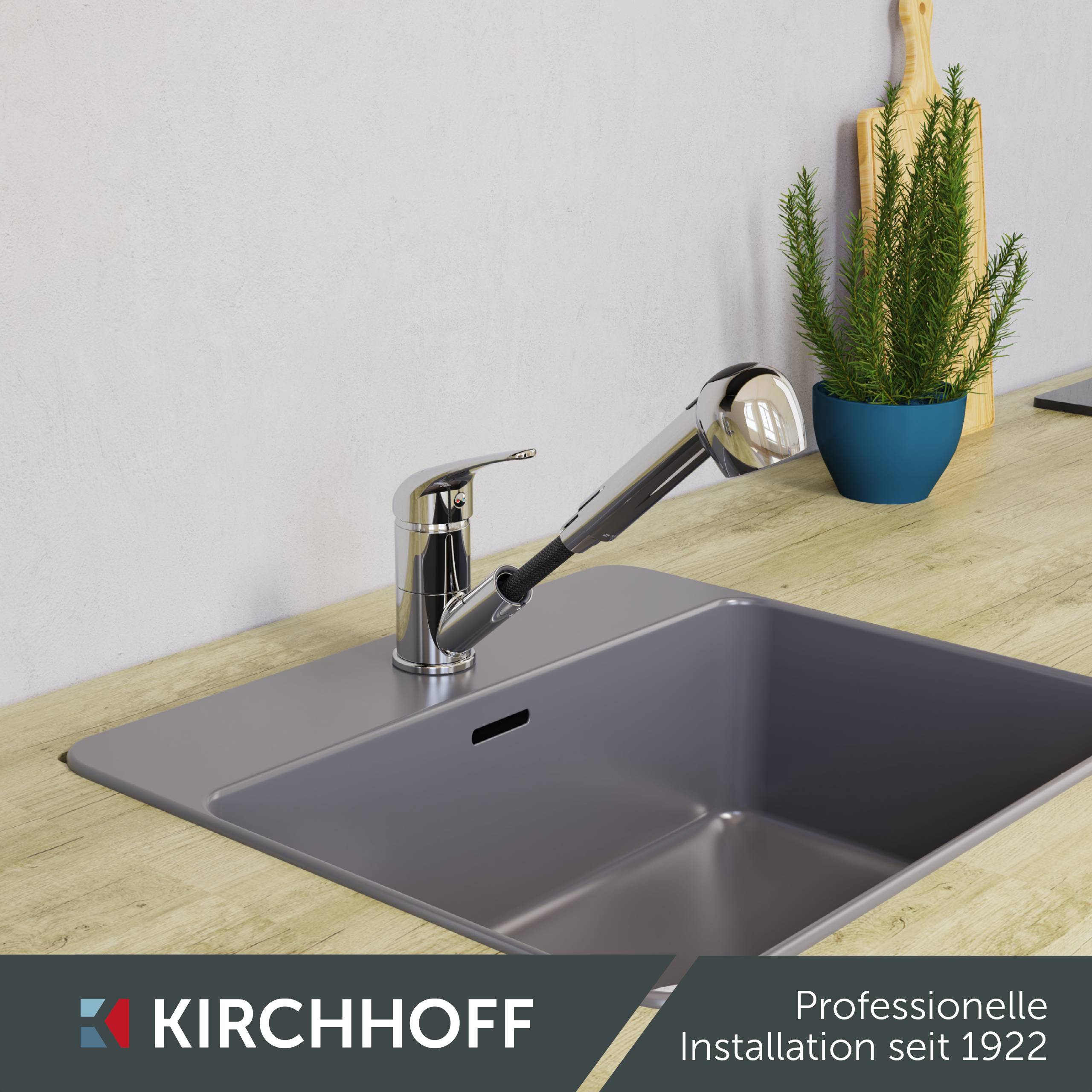 Ein modernes Spülbecken mit ausziehbarer Armatur, neben einem blauen Topf mit Küchenutensilien, auf einer Holzarbeitsplatte. Text: Kirchhoff, professionelle Installation seit 1926.