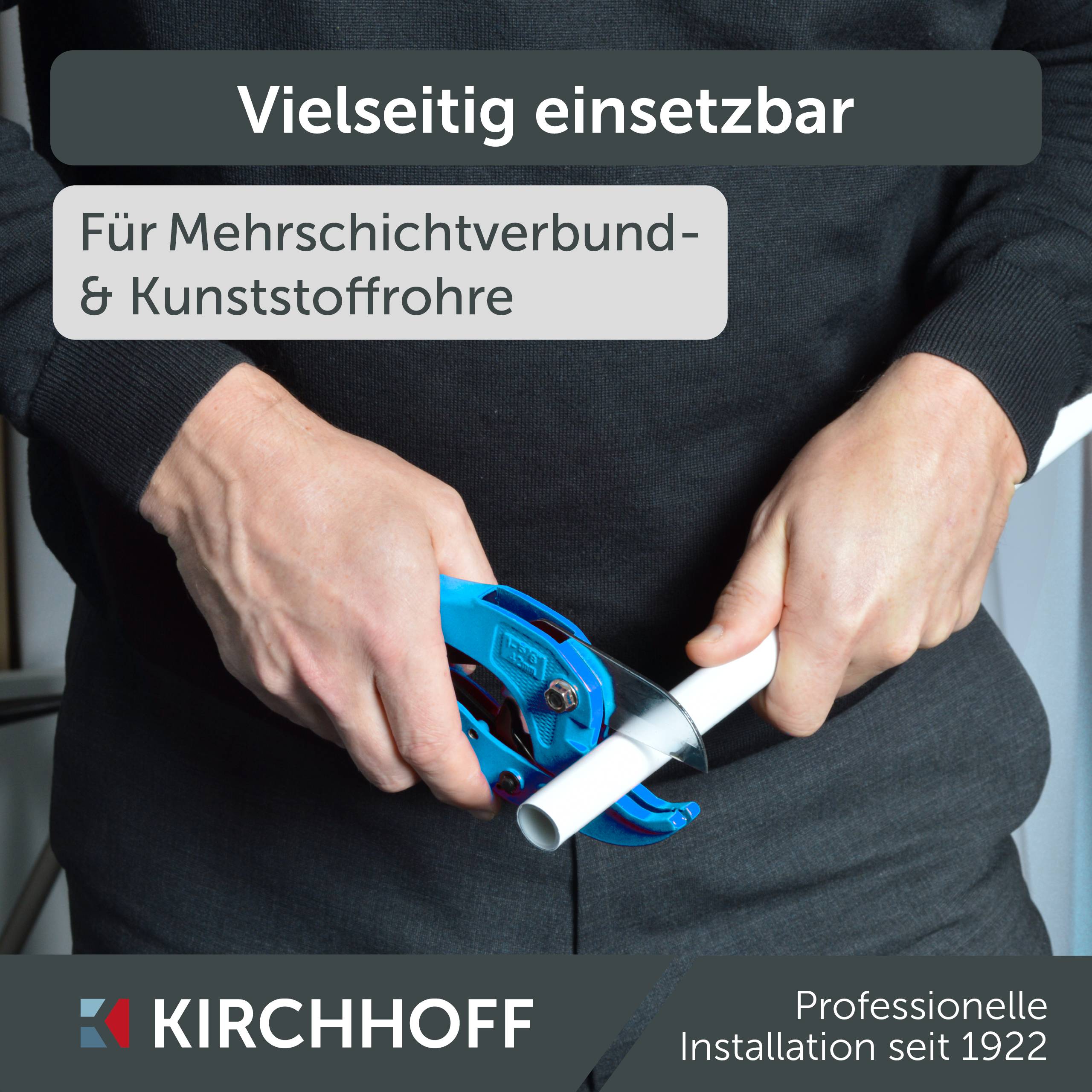Eine Person hält einen blauen Rohrabschneider um ein weißes Kunststoffrohr. Text lautet 'Vielseitig einsetzbar' und 'Für Mehrschichtverbund- & Kunststoffrohre'.