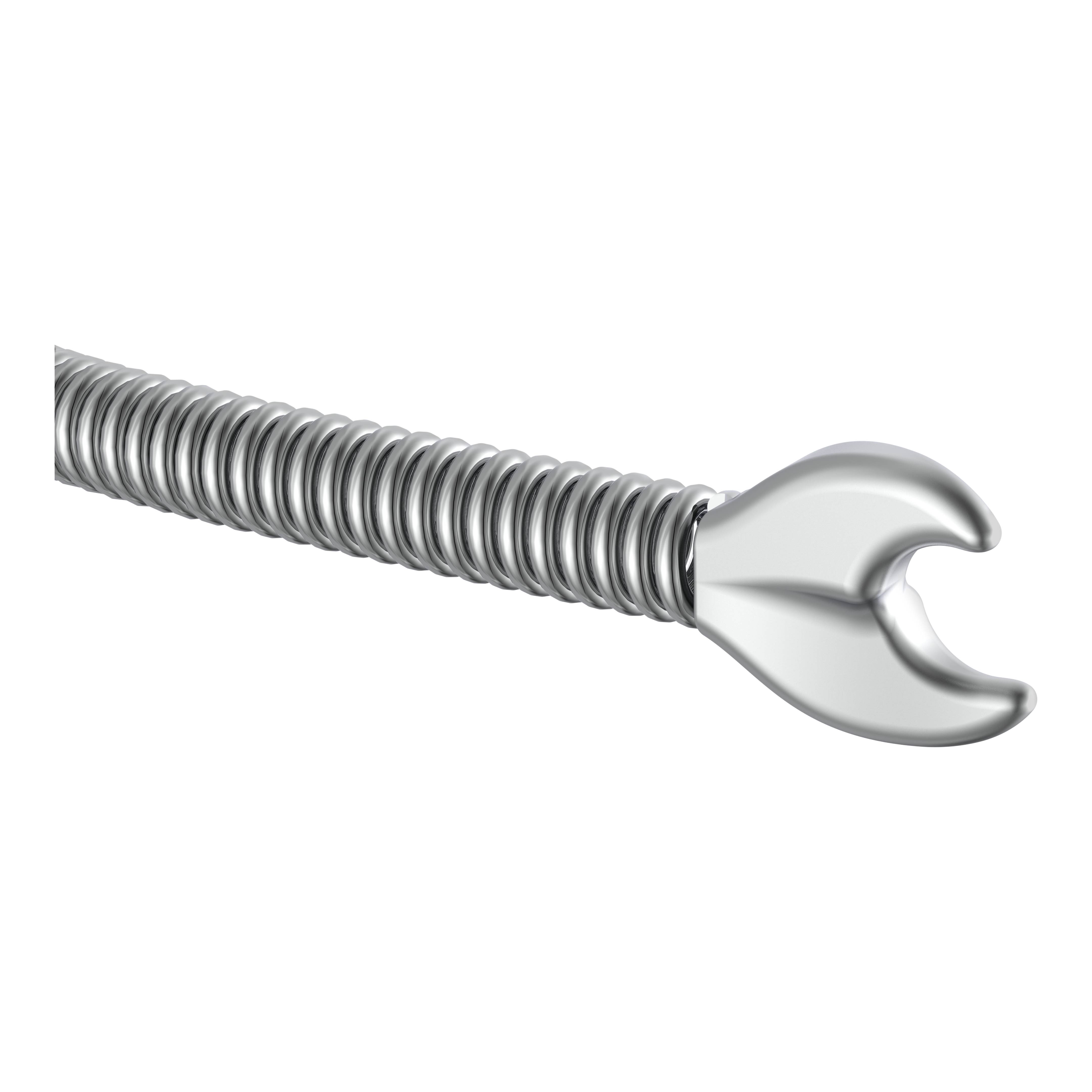 Ein flexibler Metallschlauch mit einer glänzenden, halbmondförmigen Endarmatur vor schwarzem Hintergrund.