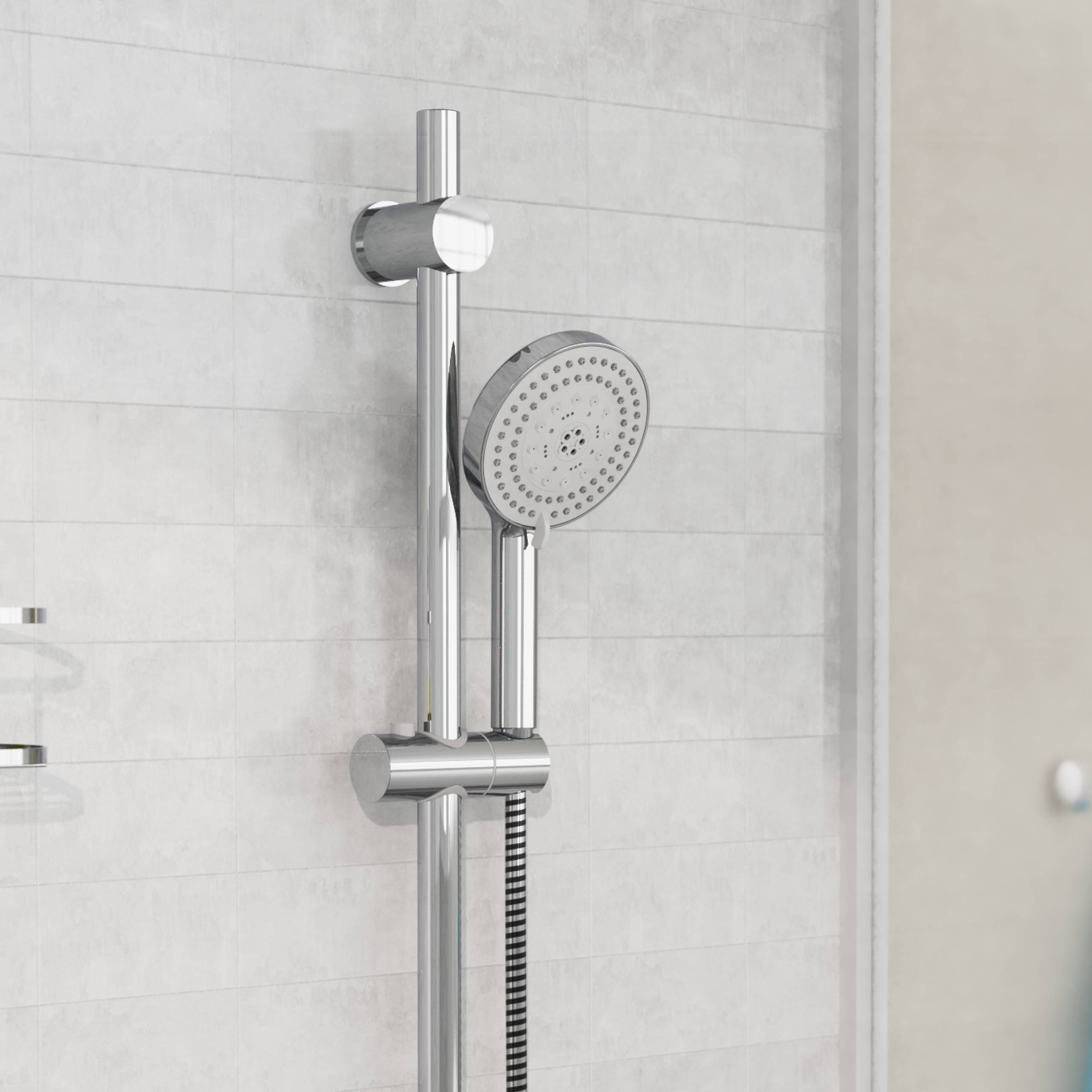 Chromeduschenleiste mit montiertem Handbrausekopf an einer gefliesten Badezimmerwand.