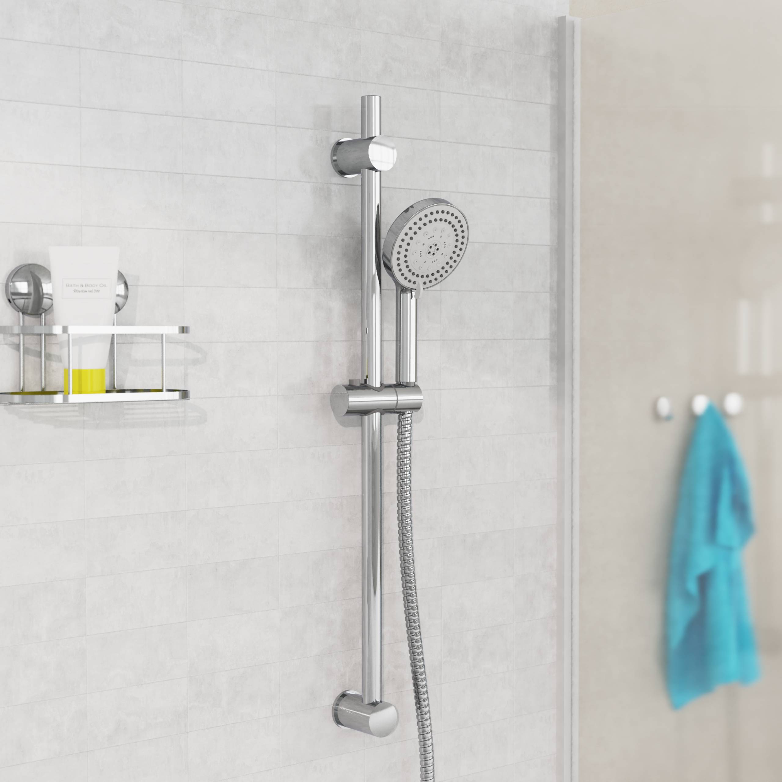 Ein moderner Duschkopf mit verstellbarer Höhe und abnehmbarem Spray, montiert an einer hellgrauen Fliesenwand. Ein Regal hält Seife und Flaschen.