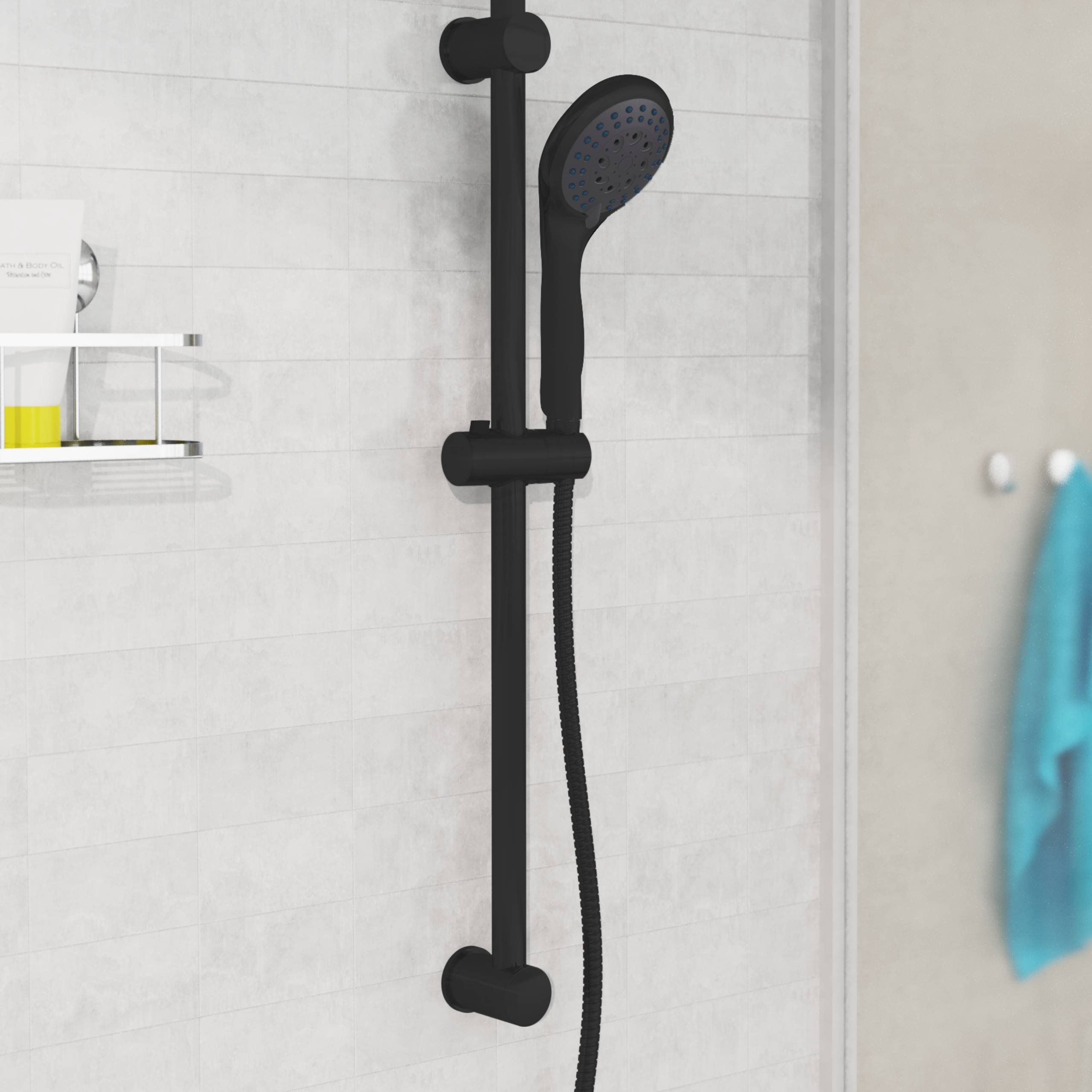 Schwarzer Regenduschkopf und tragbare Dusche, die an einer gefliesten Badezimmerwand angebracht sind, mit einem Regal in der Nähe, das Toilettenartikel hält.