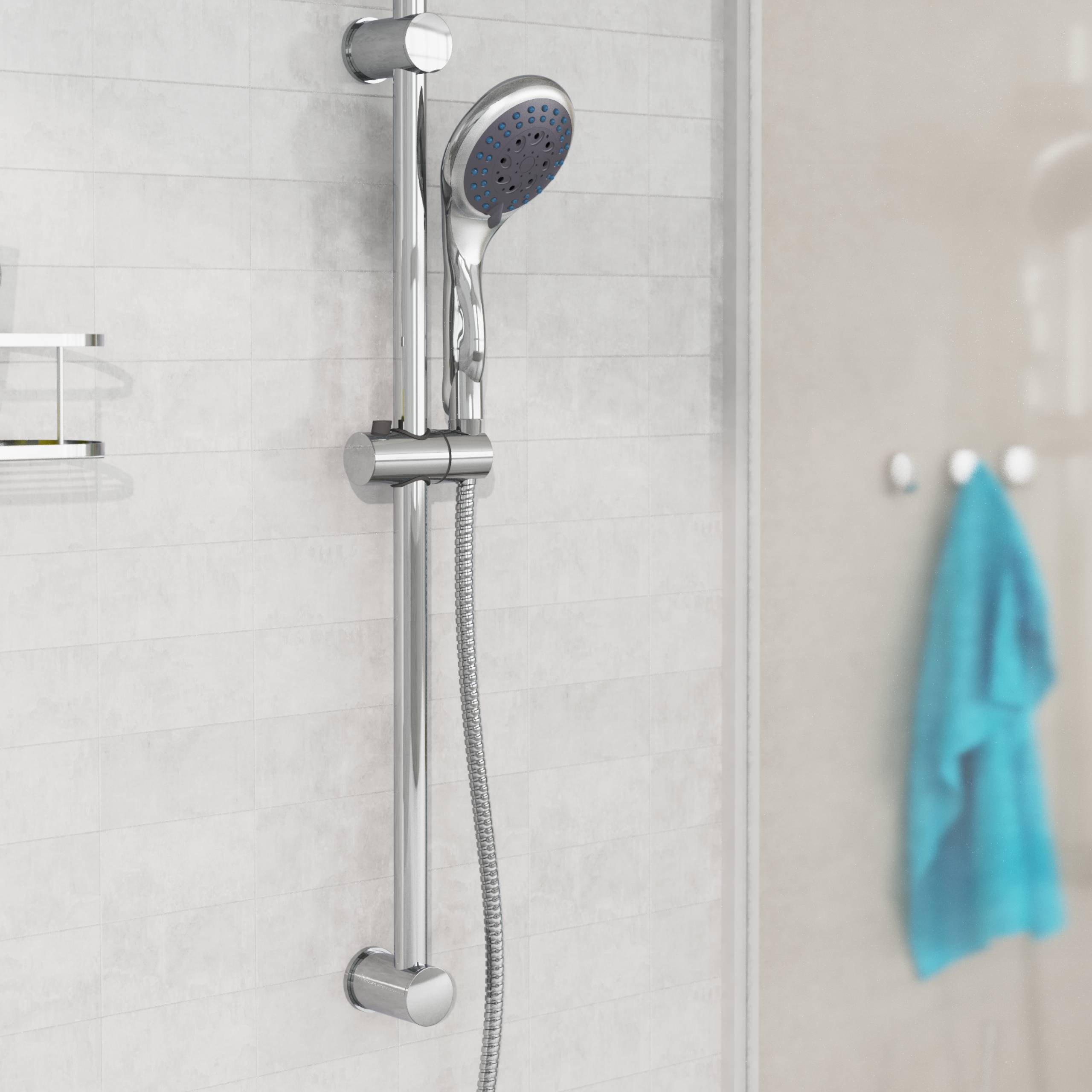 Badezimmerdusche mit verchromtem tragbarem Duschkopf an einer vertikalen Führungsschiene, neben einem unscharfen blauen Handtuch an der Wand.