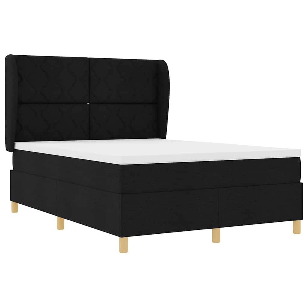 Schwarzes gepolstertes Bett mit hohem, gepolstertem Kopfteil und quadratischen Holzbeinen, vor einem schlichten weißen Hintergrund.