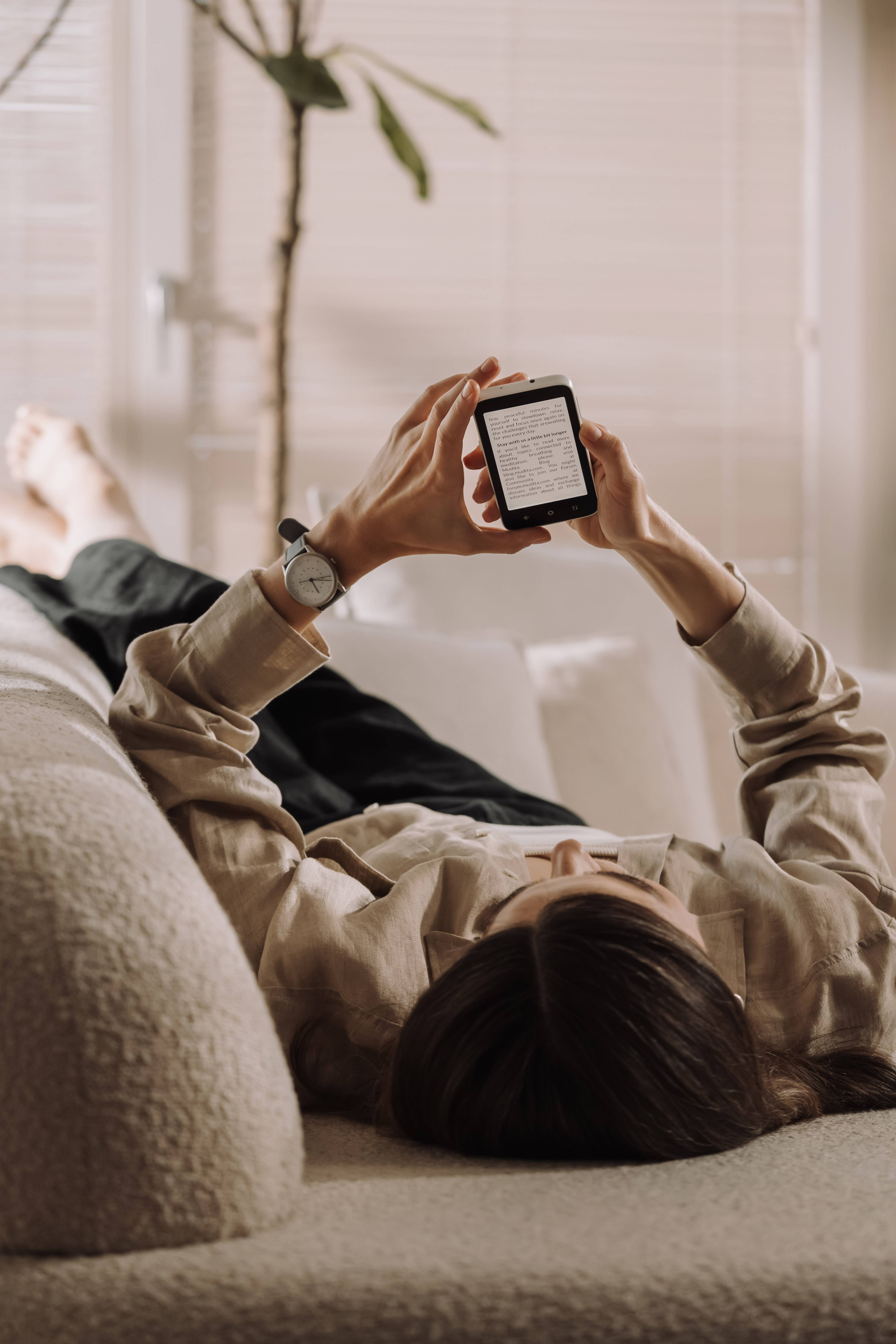 MUDITA Kompakt Smartphone E Ink Display Grau