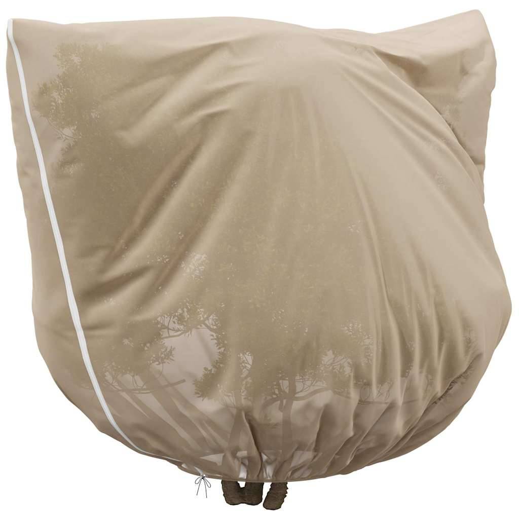 Eine große beige Gartenmöbel-Schutzhülle mit Baummuster, die über einen Stuhl gezogen ist und ihn vor Witterungselementen schützt.