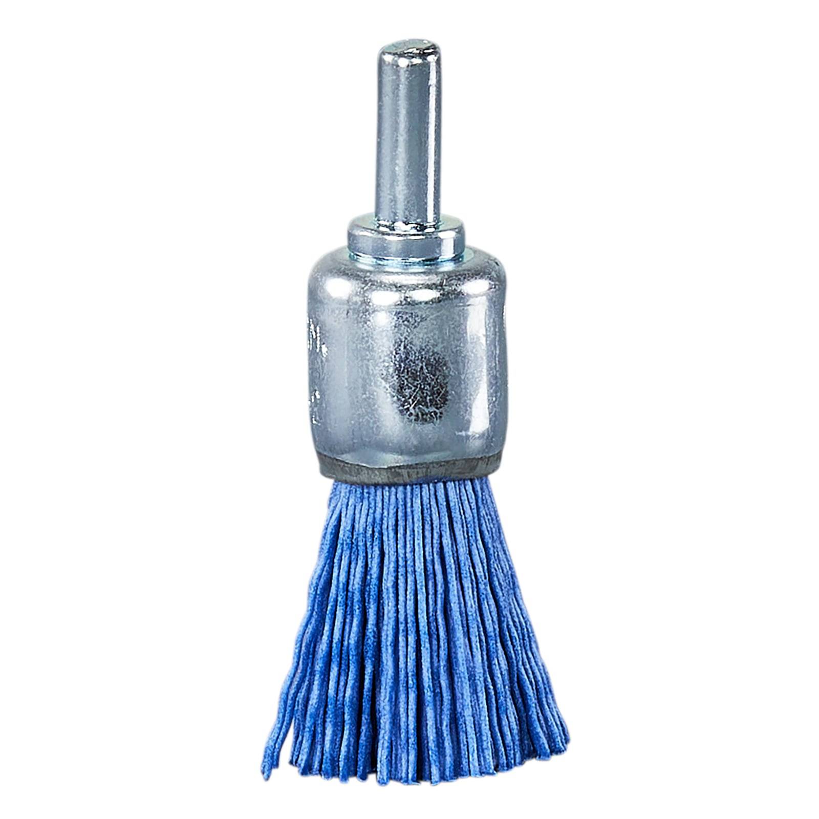 Eine zylindrische Metalldrahtbürste mit blauen Borsten, die zum Reinigen oder Polieren von Oberflächen verwendet wird, vor einem einfarbigen Hintergrund.
