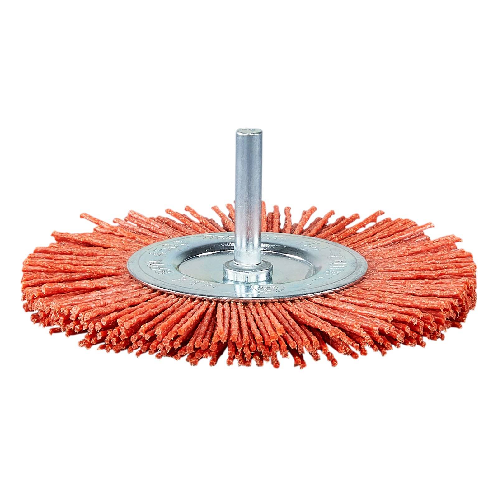 Ein kreisförmiger roter Drahtbesen mit einem Metallzentrum und einem hervorstehenden Schaft zur Befestigung, der zum Reinigen oder zur Oberflächenvorbereitung in Werkzeugen verwendet wird.